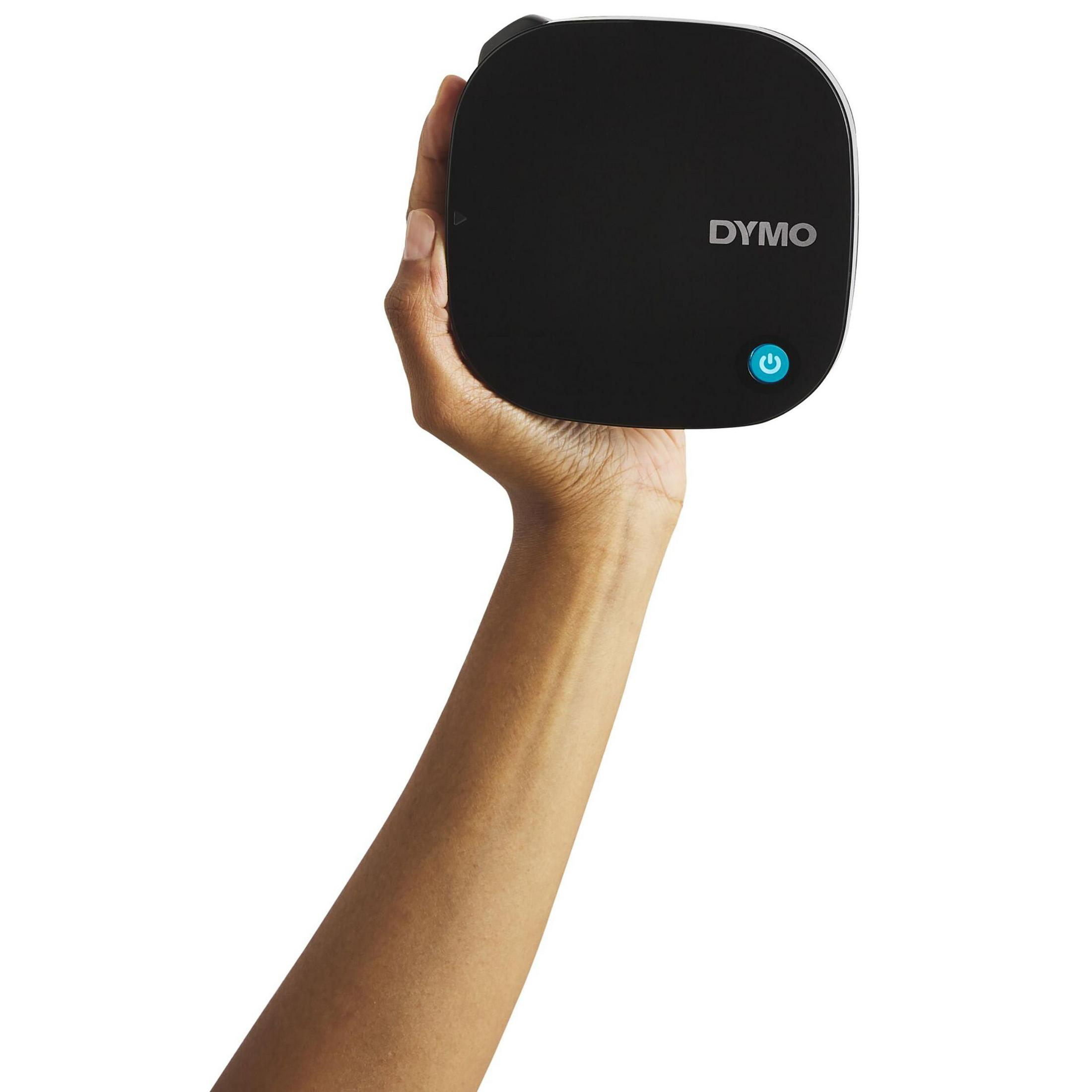 Die Hand einer Person, die ein schwarzes DYMO-Etikettiergerät hochhält.