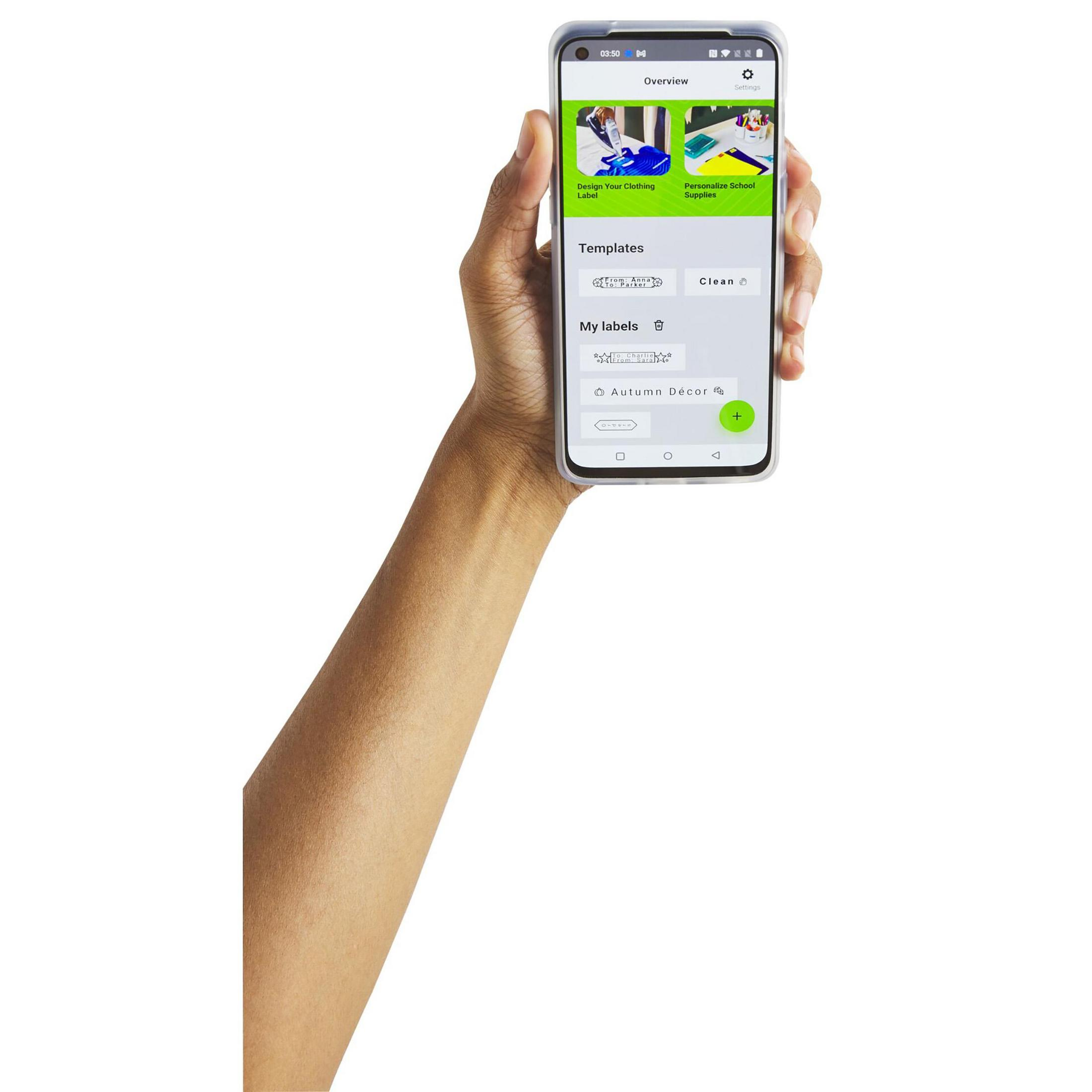 Eine Hand, die ein Telefon hält, das eine App-Oberfläche für das Etikettendesign anzeigt.