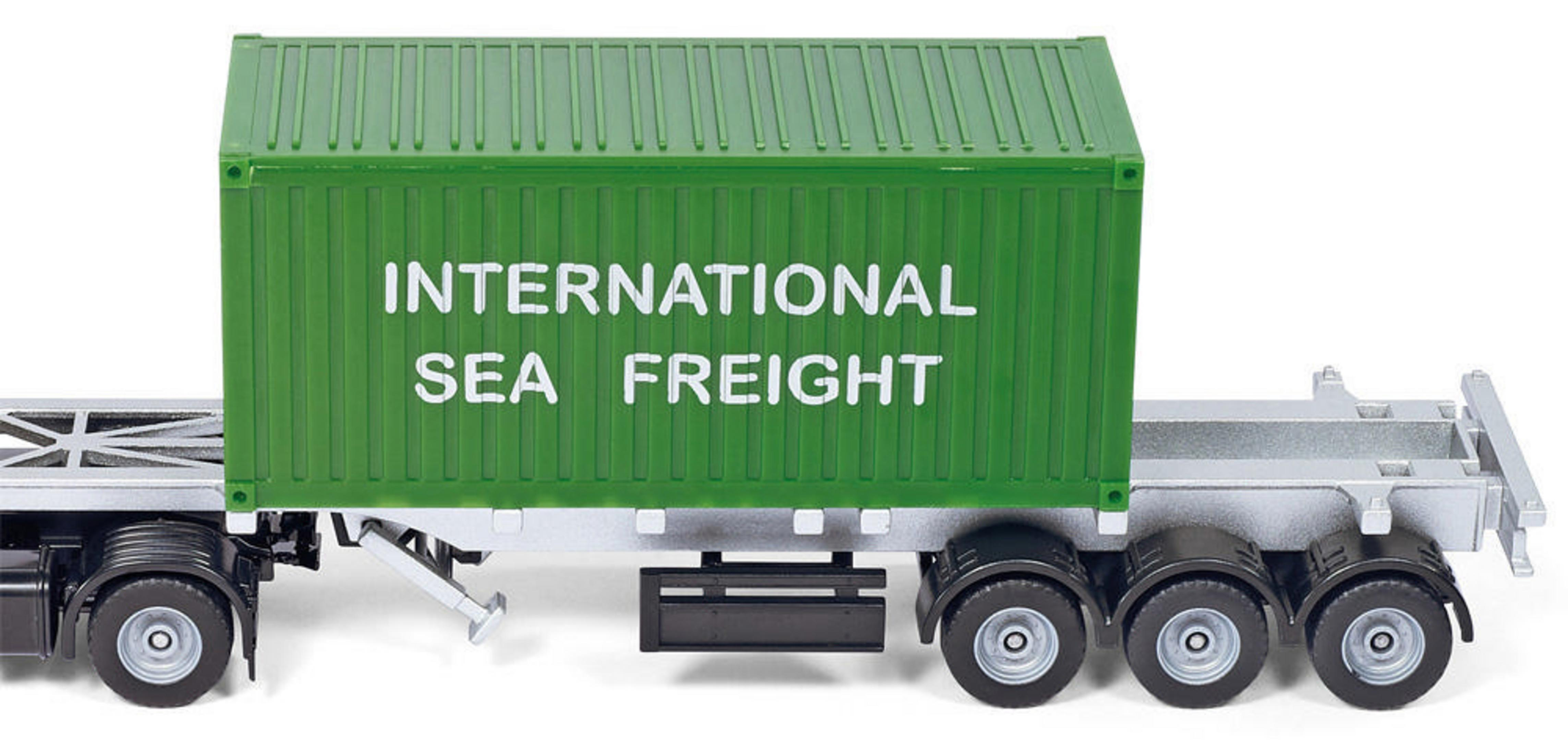 Grüner Schiffscontainer auf einem Anhänger. Text: INTERNATIONAL SEA FREIGHT. Weißer Hintergrund.