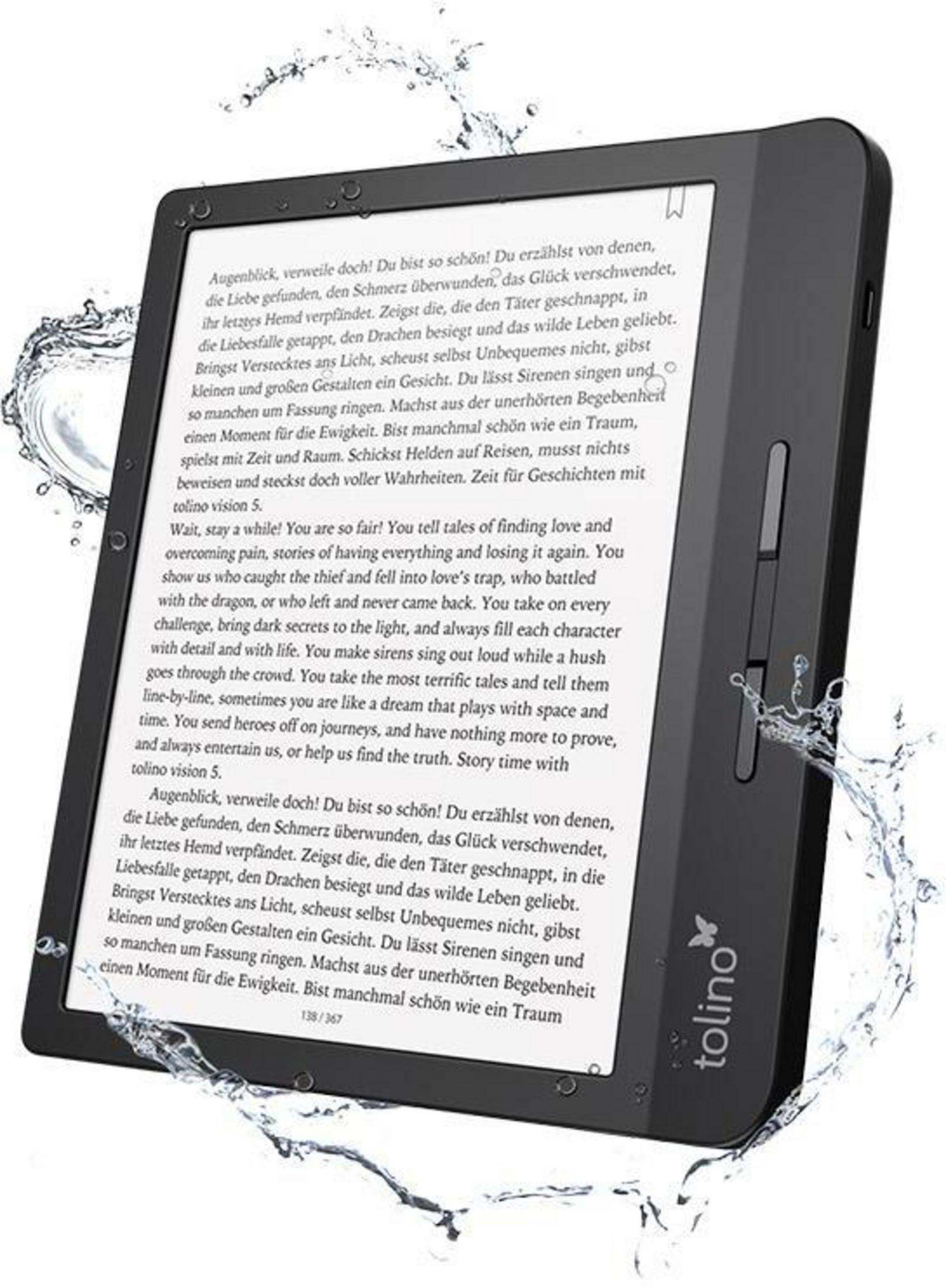 E-reader nero con schizzi d'acqua su sfondo bianco.