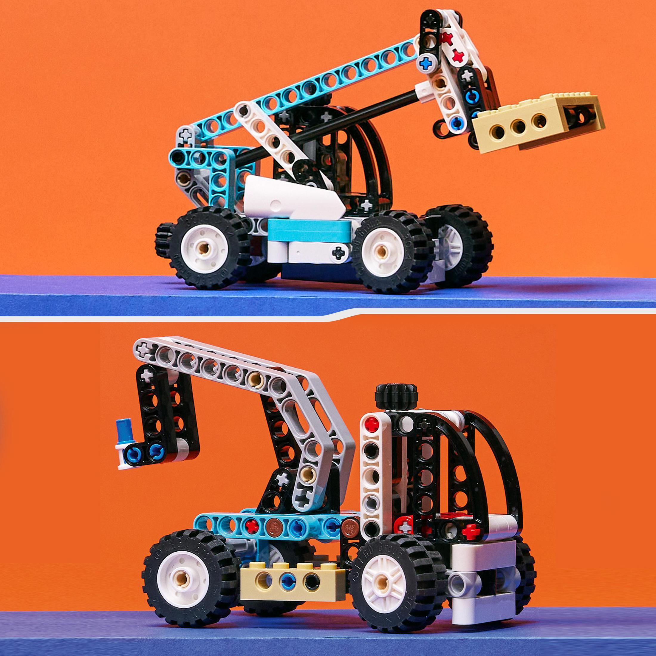 Zwei Spielzeug-Baufahrzeuge aus blauen und weißen Blöcken auf einer orange-blauen Oberfläche.