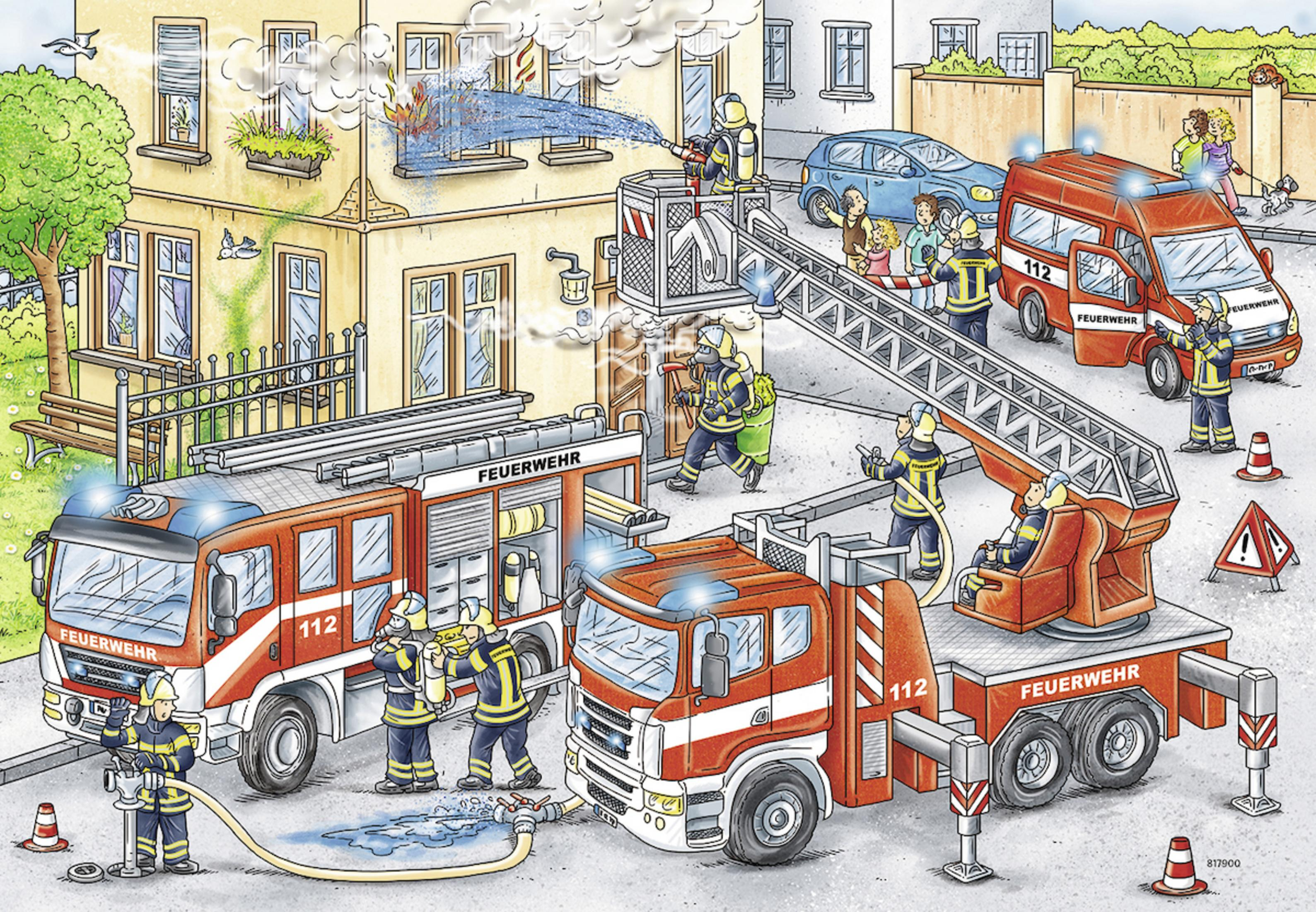 Feuerwehrleute löschen ein Feuer an einem Gebäude. Feuerwehrautos, Leiter, Menschen und Rauch sind sichtbar.