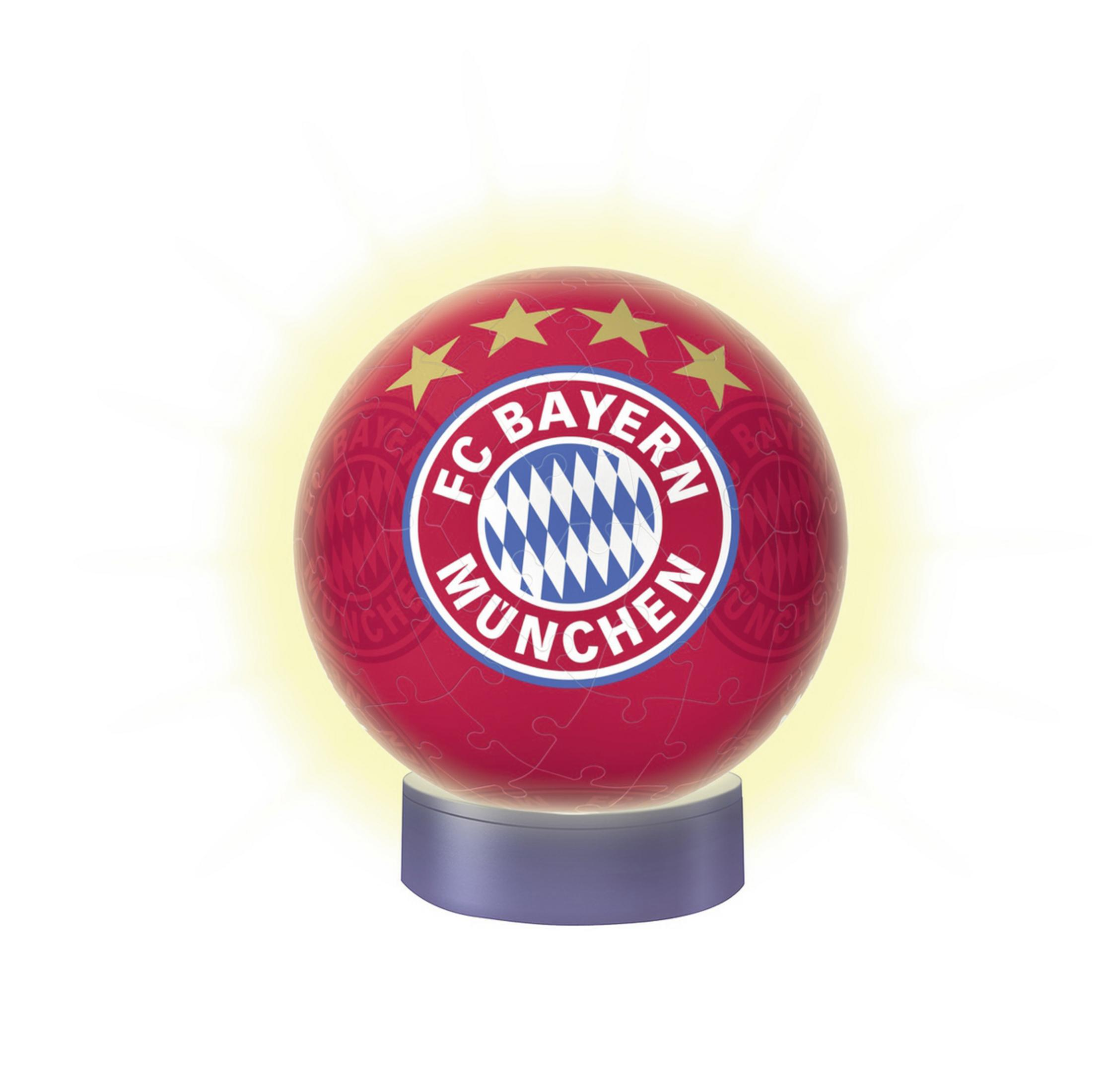 Czerwona kula z logo FC Bayern Monachium, oświetlona od dołu.