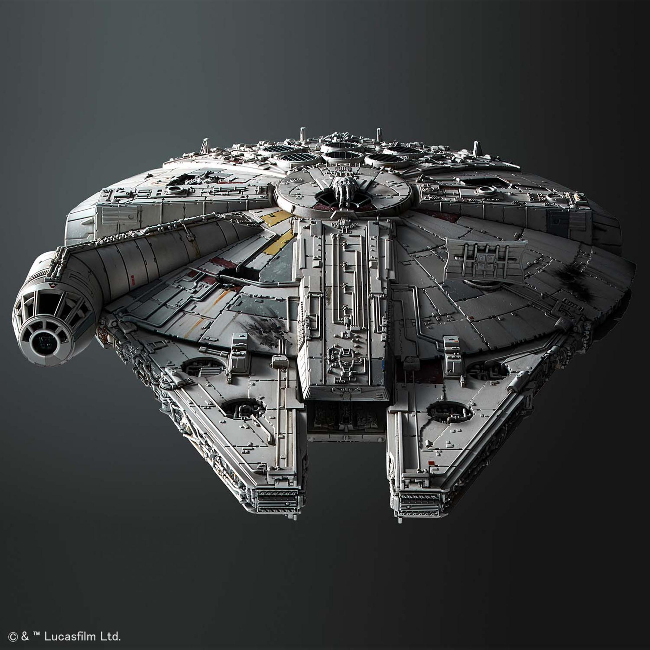 Das Raumschiff Millennium Falke, grau, aus Star Wars, schwebt in einem dunklen Raum.