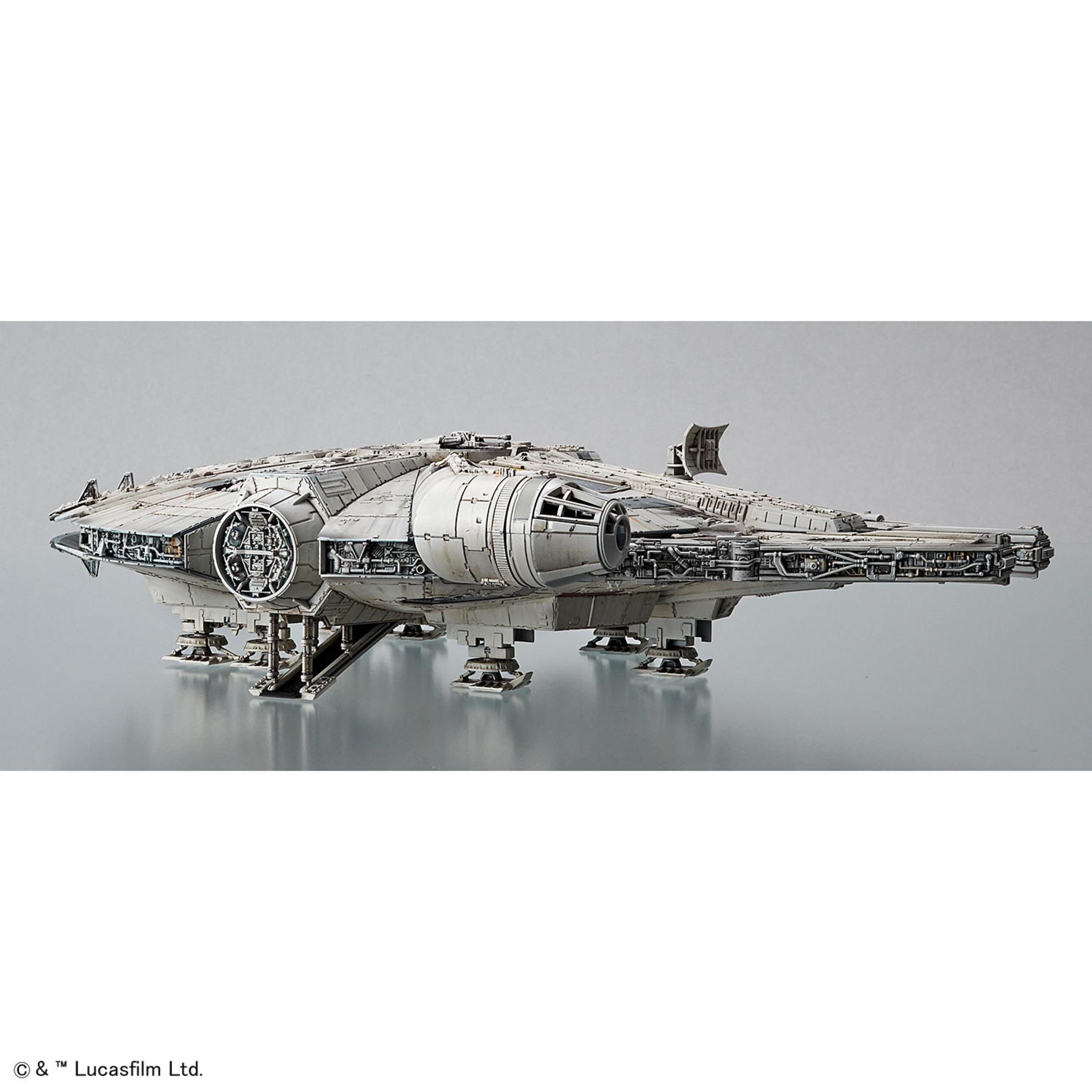 Ein Modell des Raumschiffs Millennium Falcon auf hellgrauer Oberfläche, detailliert und metallisch.