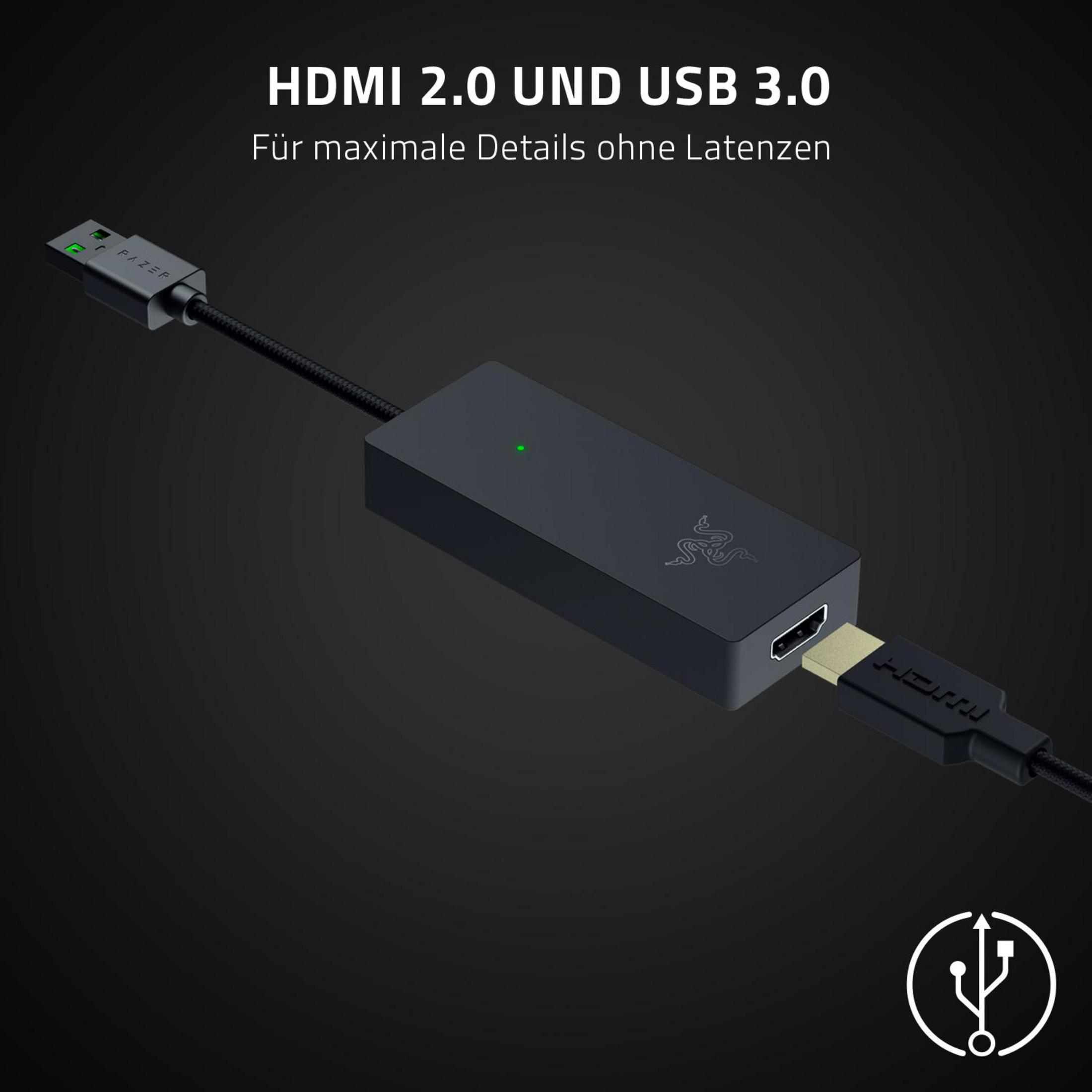 Un adattatore da HDMI a USB. È nero, ha un logo Razer ed è collegato a un cavo USB e HDMI.