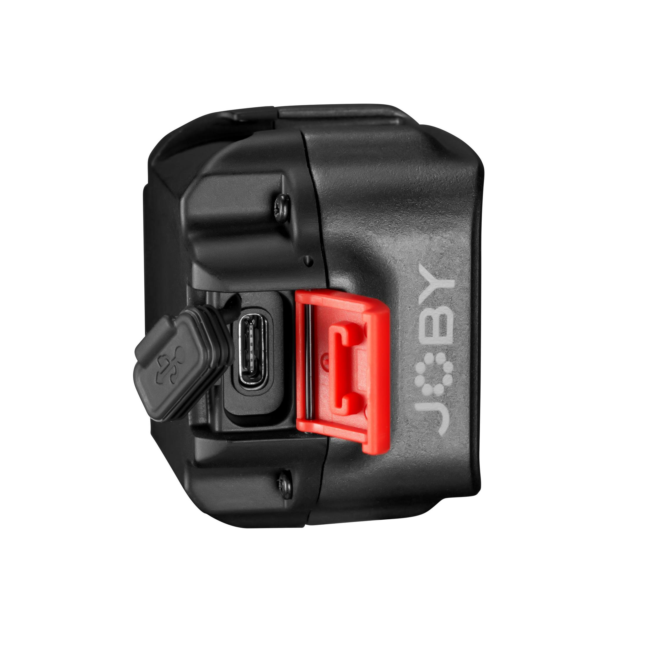 Schwarzes Joby-Gerät mit offener roter Abdeckung, USB-Anschluss sichtbar.