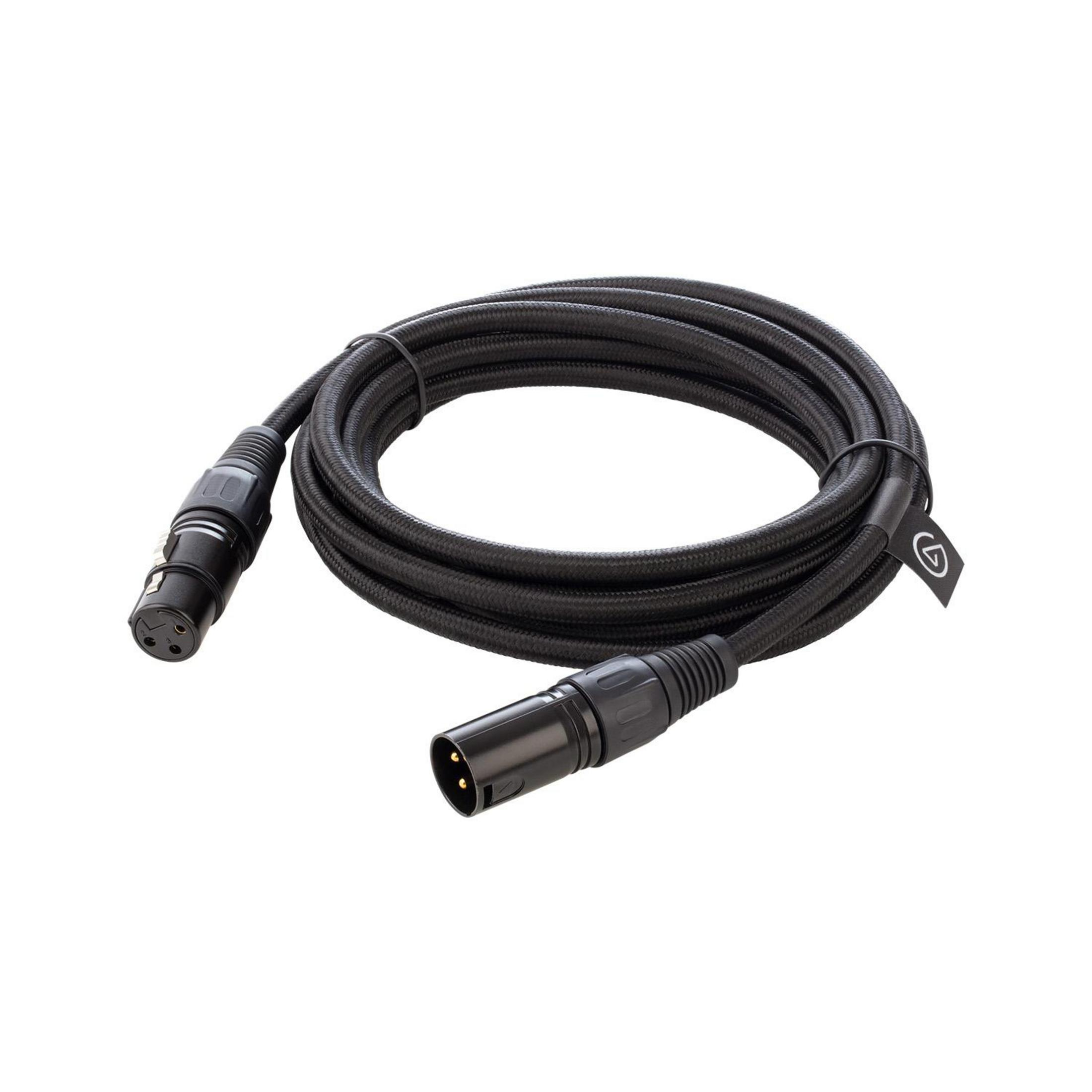 Schwarzes Audiokabel mit XLR-Anschlüssen. Weißer Hintergrund.