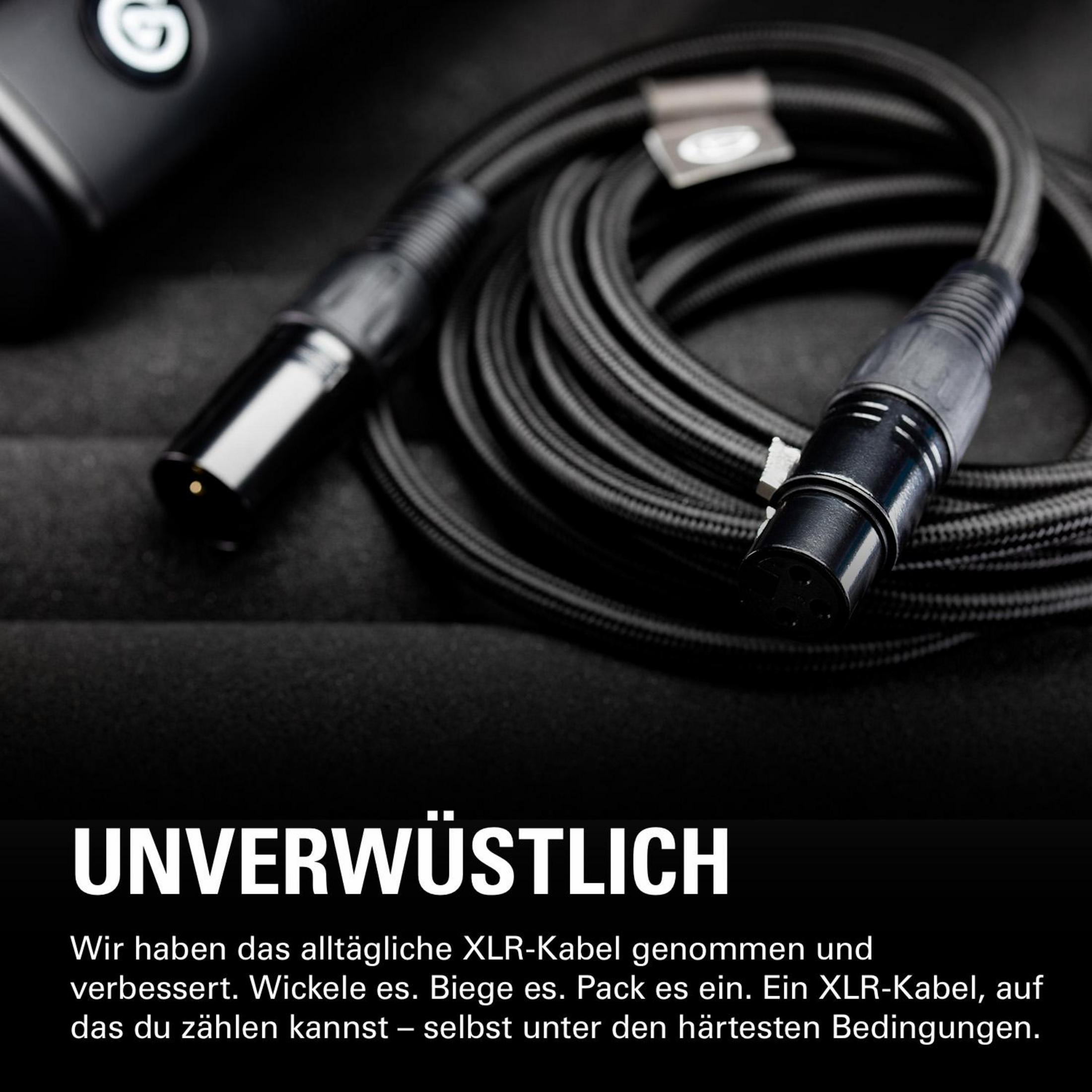 Schwarzes XLR-Kabel mit Text. Ein Kabel auf schwarzem Hintergrund mit Stecker.