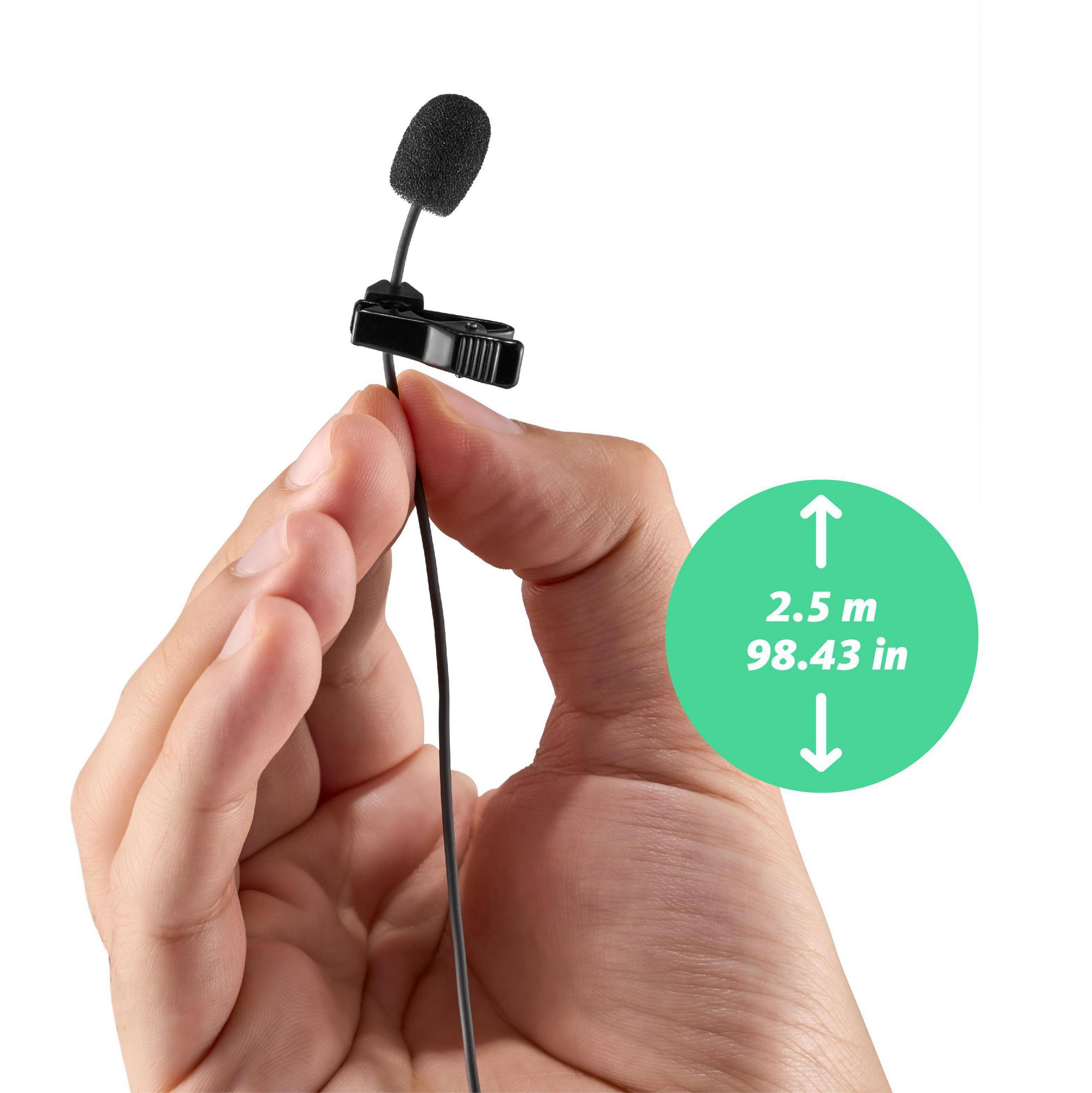 Personne tenant un microphone cravate noir avec une pince, avec un cercle vert indiquant 2,5 m et 98,43 pouces.