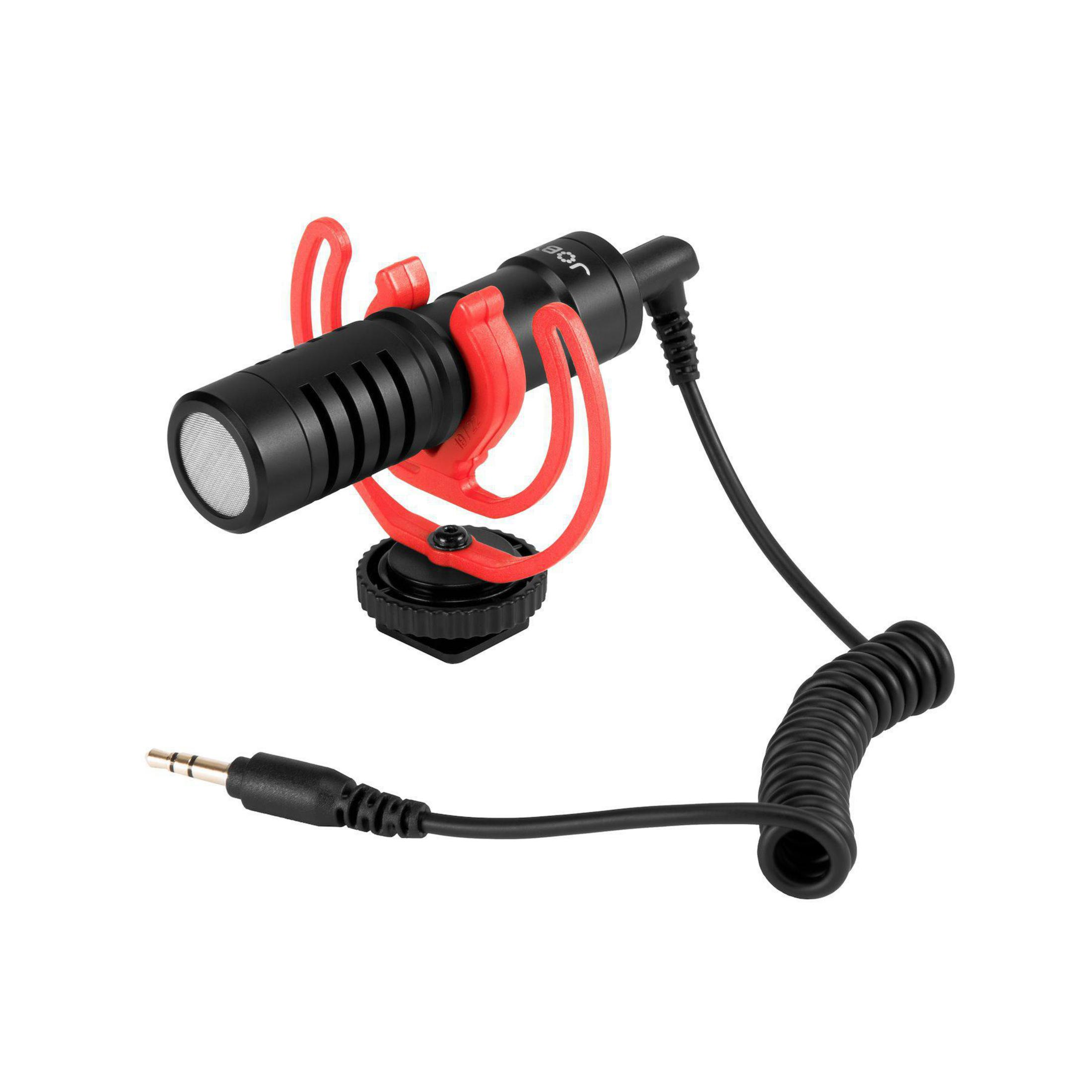 Schwarzes Mikrofon mit roter Stoßdämpferhalterung und Kabel auf weißem Grund.