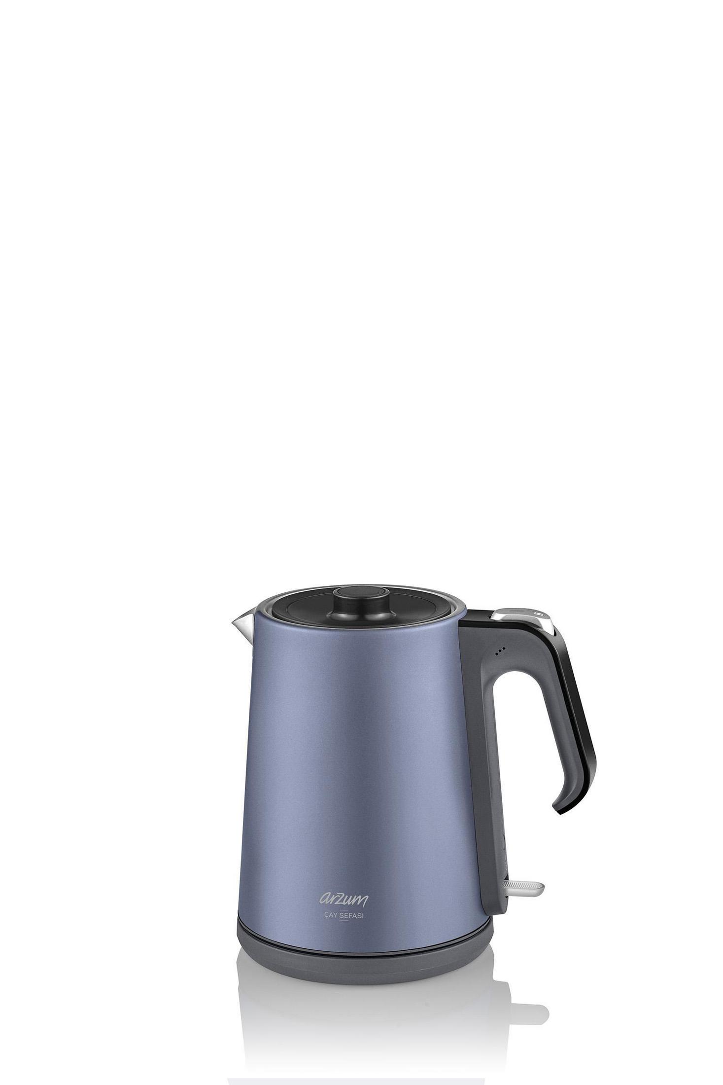 Bollitore elettrico blu, manico nero, su sfondo bianco.