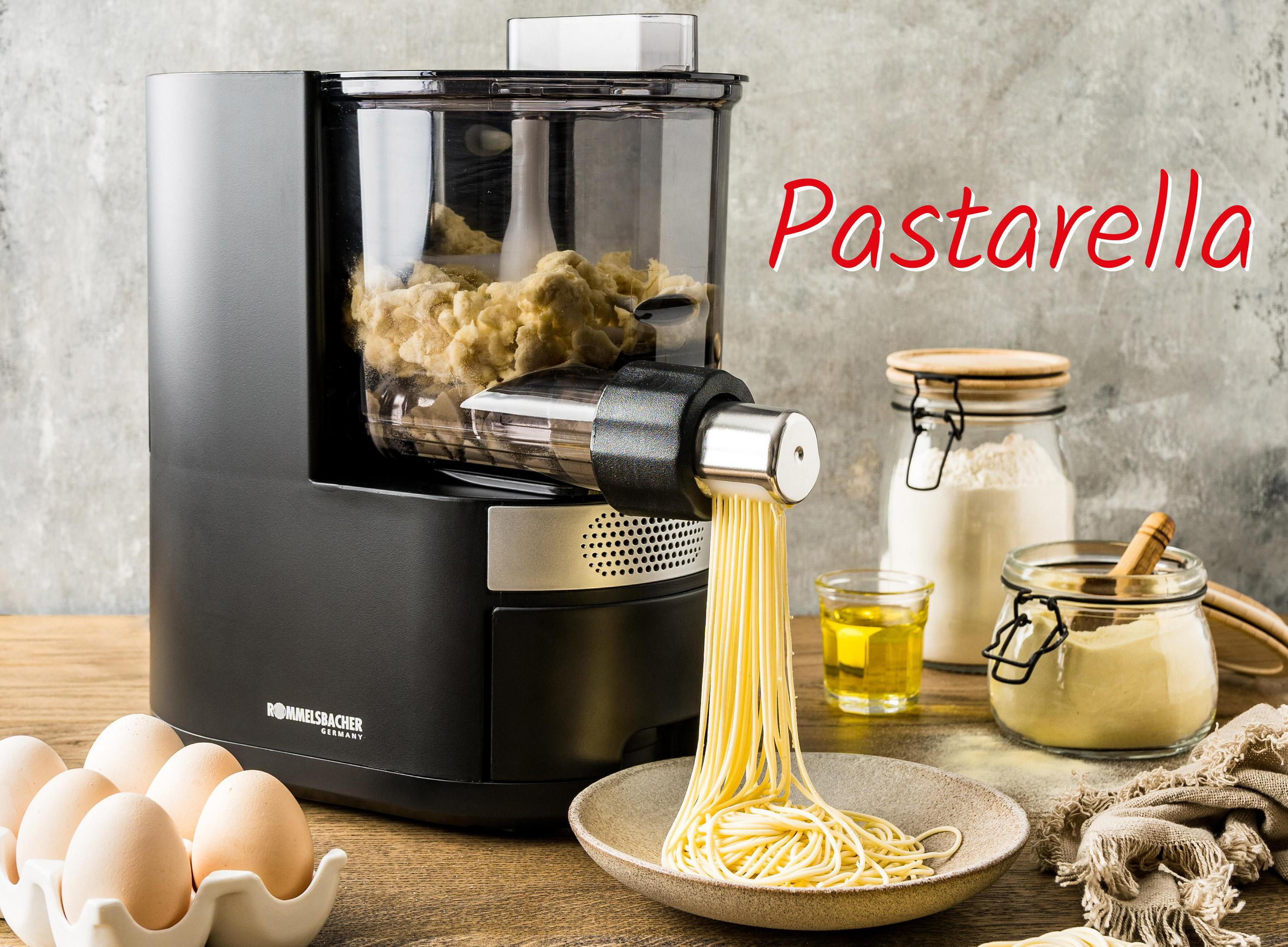 Maszyna do makaronu ze świeżym makaronem, jajkami i składnikami na drewnianym stole. Tekst: Pastarella.