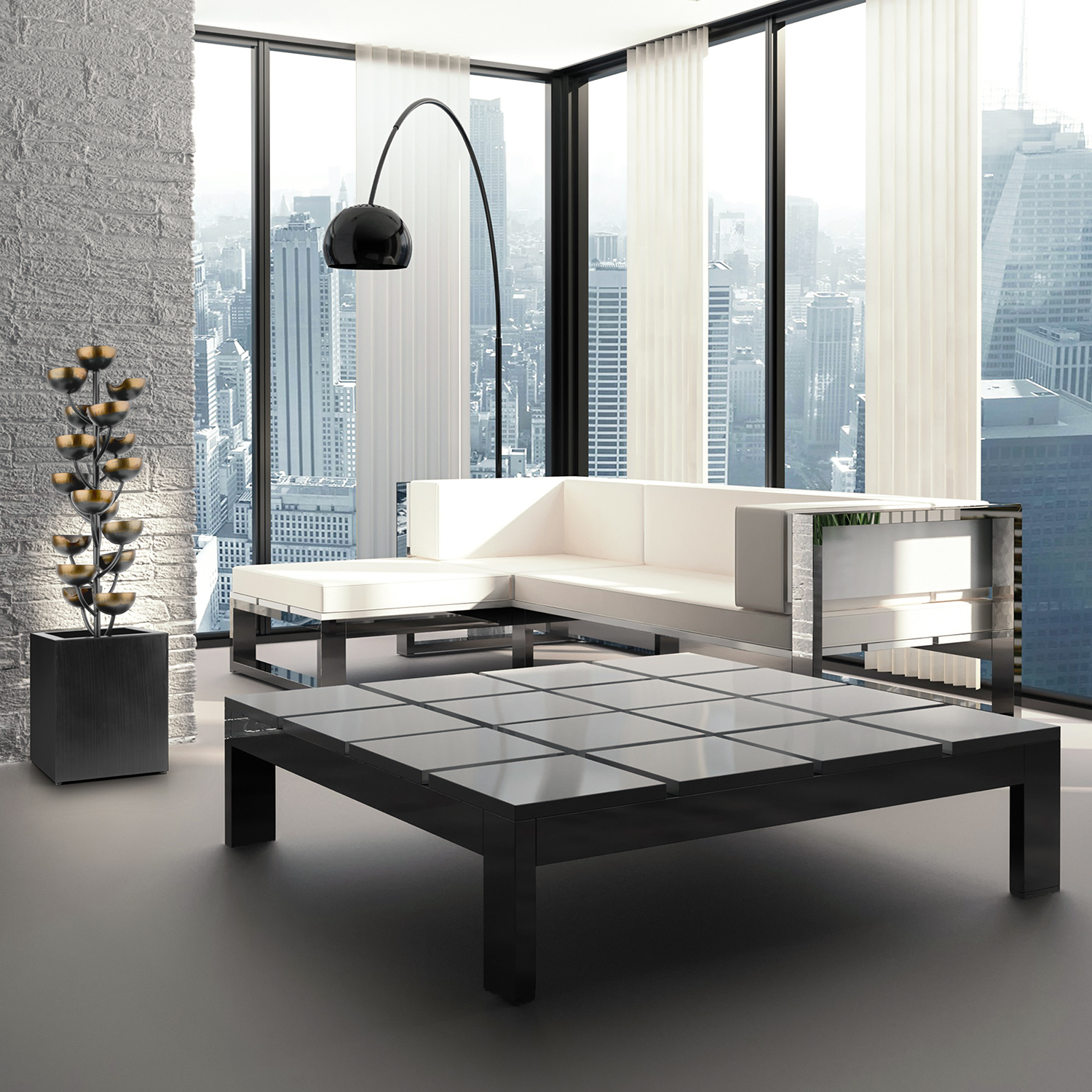 Modernes Wohnzimmer mit Stadtblick. Weißes Sofa, schwarzer Couchtisch und hohe Lampe.
