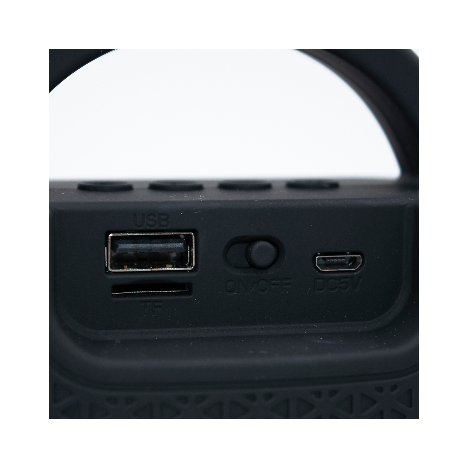 Nahaufnahme eines schwarzen Lautsprechers mit USB-, TF-, Ein/Aus- und DC5V-Anschlüssen.