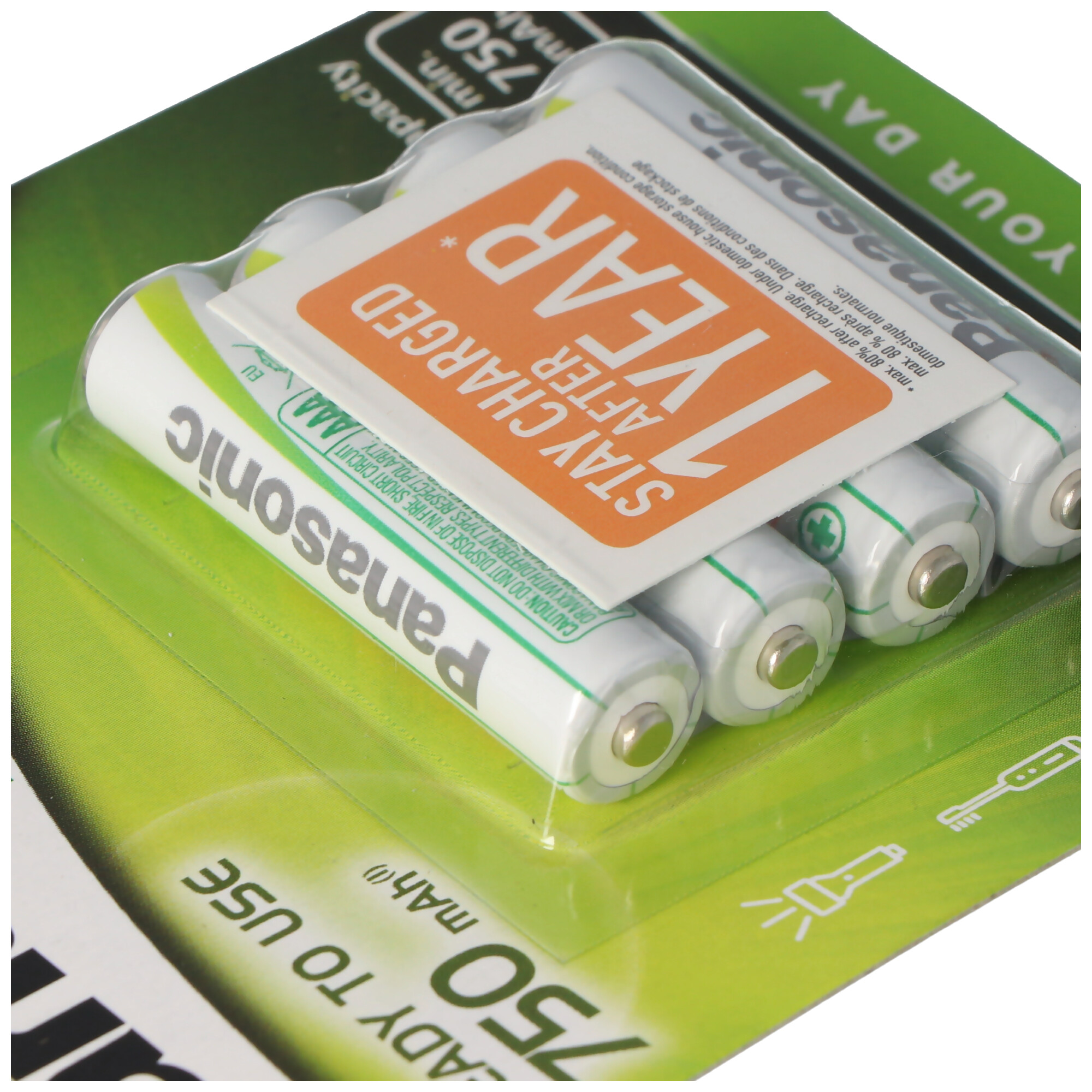 Packung Panasonic AA Batterien. Weiße und grüne Verpackung. Nahaufnahme.