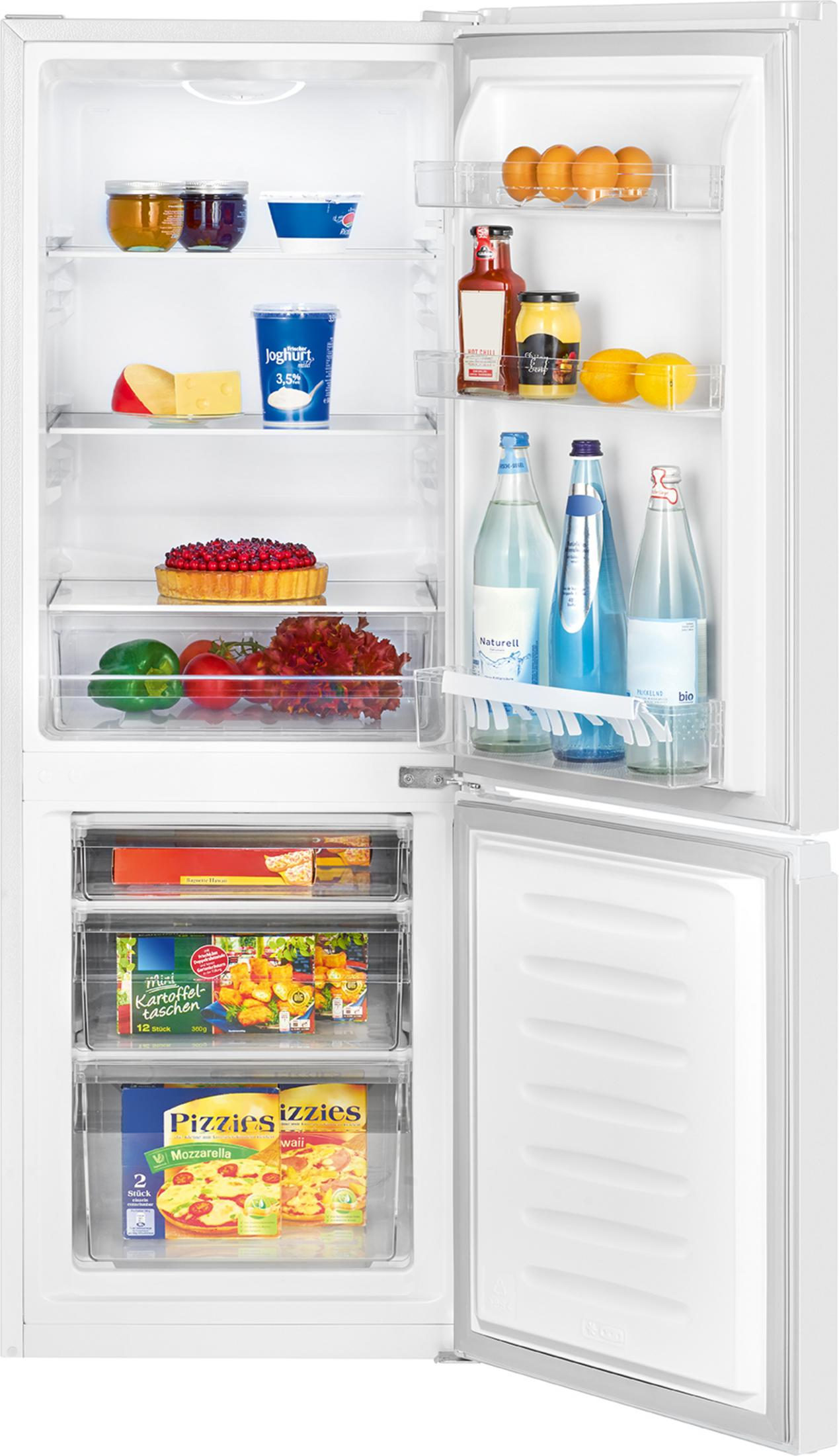 Otwarta biała lodówka wypełniona jedzeniem i napojami, z zamrażalnikiem poniżej.