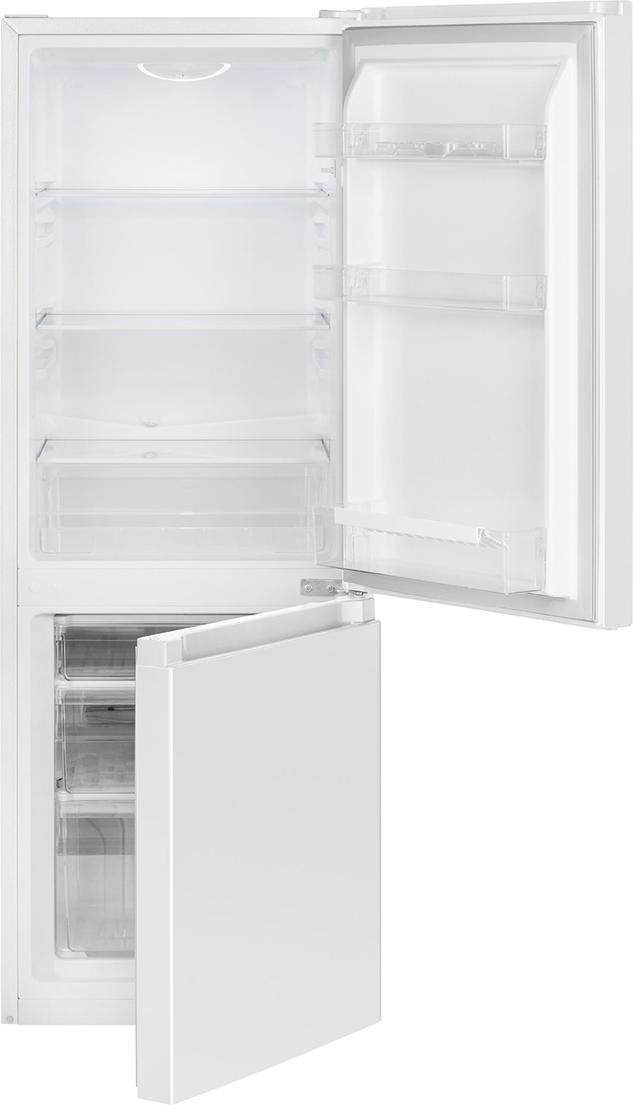 Biała lodówka z otwartymi drzwiami. Wewnątrz widoczne półki i szuflady.