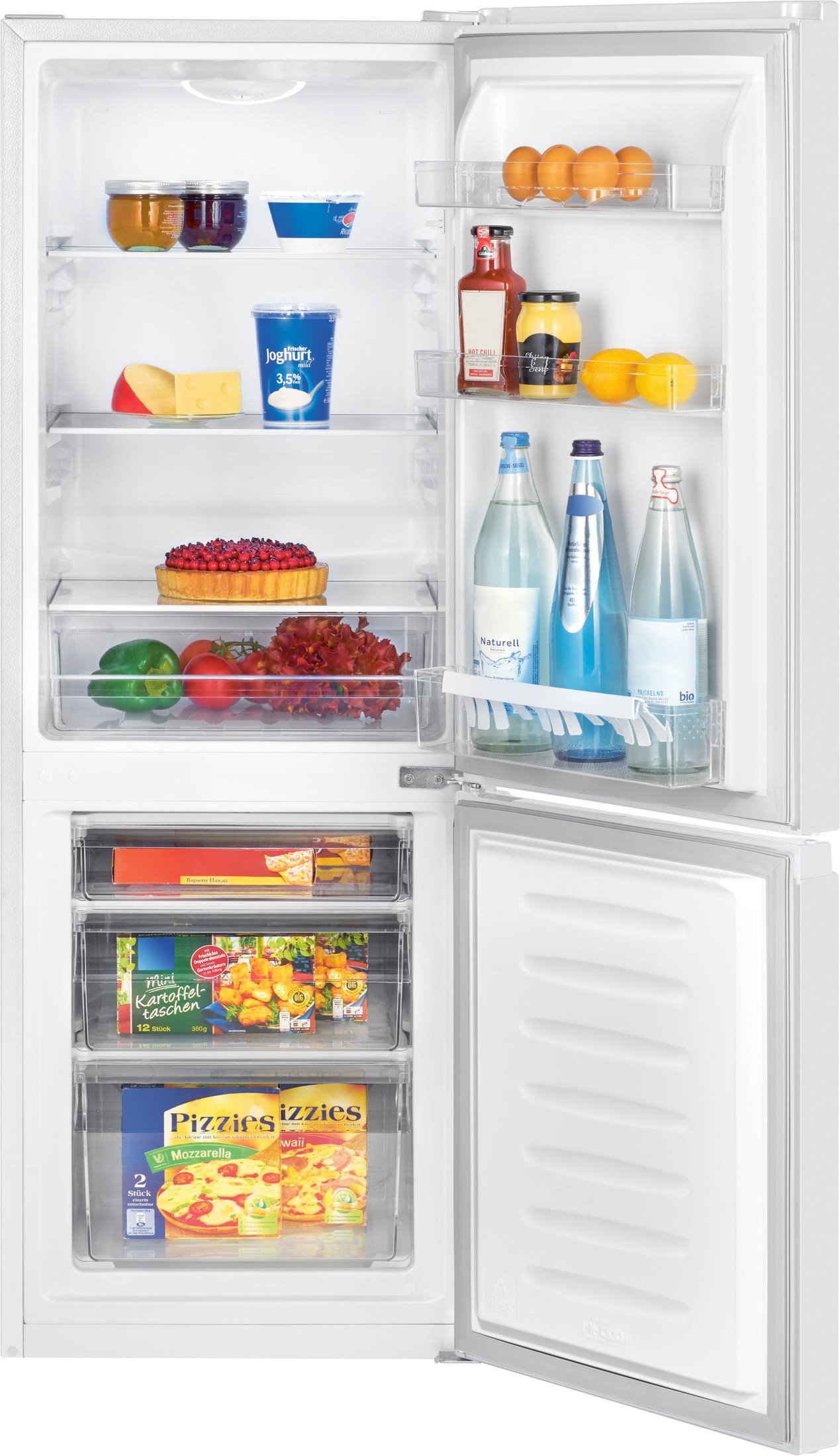 Otwarta biała lodówka. Produkty spożywcze na półkach. Warzywa, napoje i inne produkty.