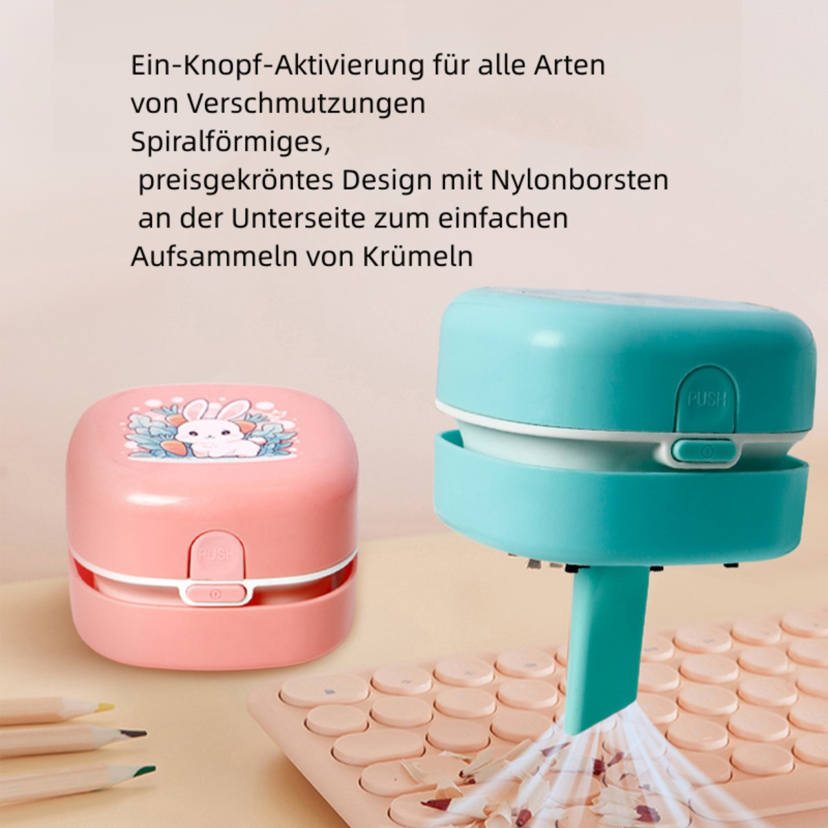 Zwei kleine Staubsauger, rosa und blaugrün, mit einer Tastatur im Hintergrund.