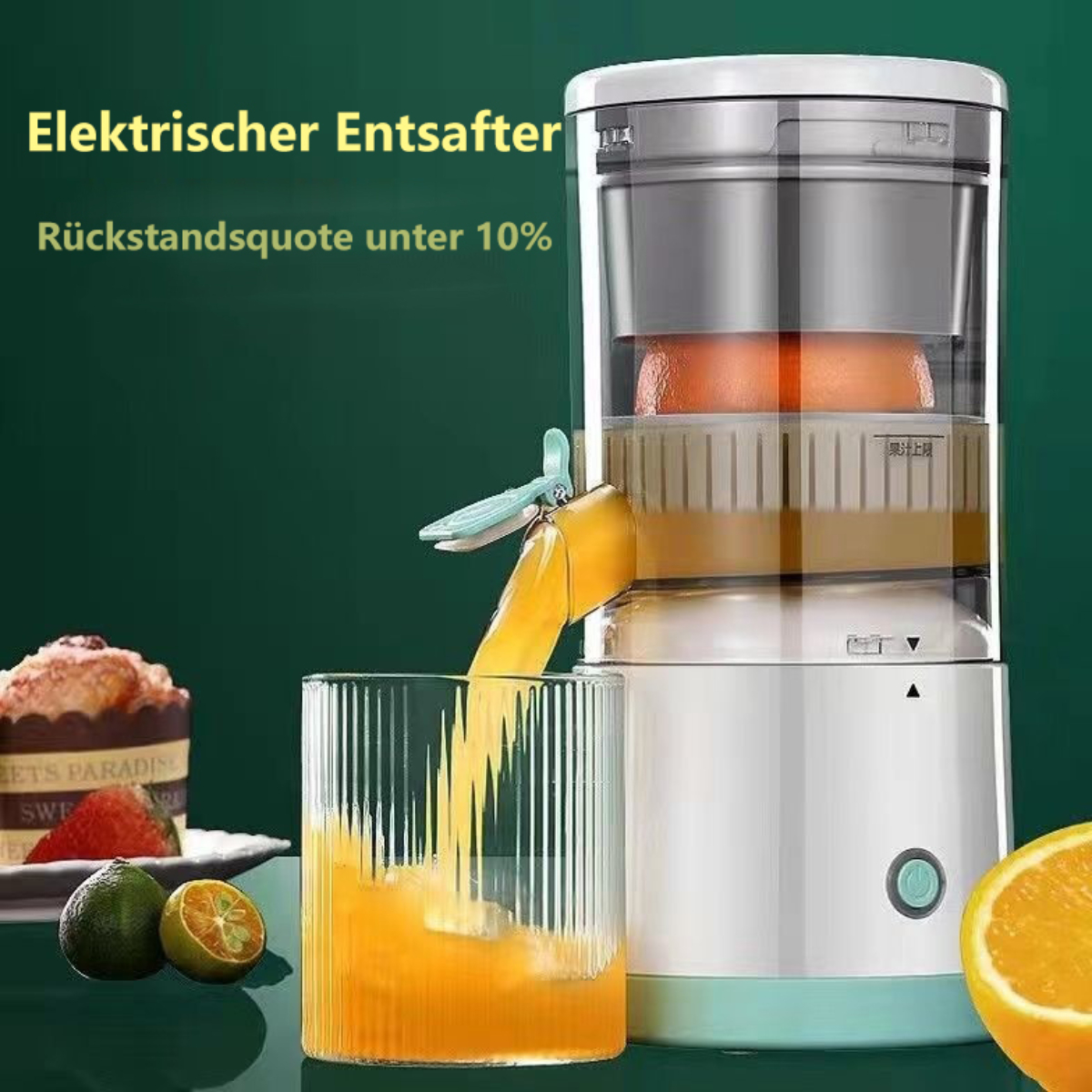 Ein elektrischer Entsafter mit Saft, der in ein Glas fließt.