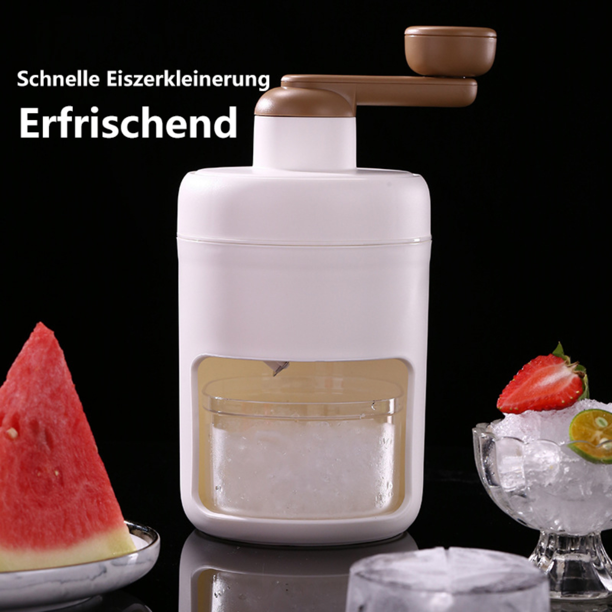 Ein Eisrasierer mit Eis und Wassermelonen- und Limettenscheiben auf schwarzem Untergrund.
