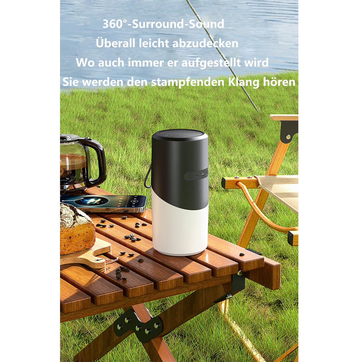 Szene im Freien mit Lautsprecher auf einem Holztisch, Text-Overlay und grünem Gras.