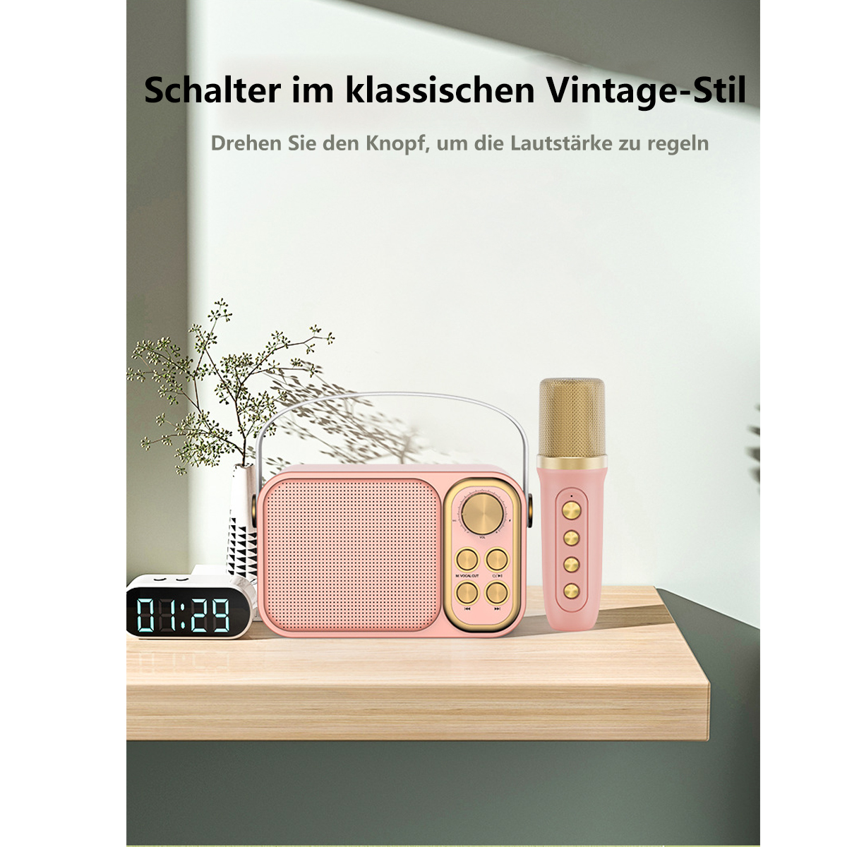 Una radio retro rosa, un altavoz y un micrófono en una estantería de madera.