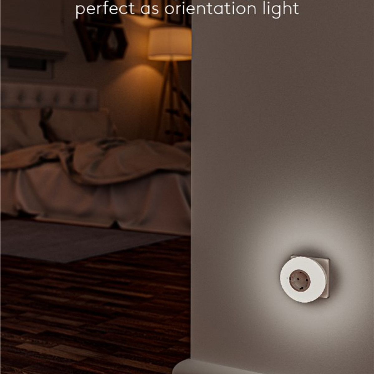 Wand-Nachtlicht neben einem Bett mit Lampe. Der Raum ist schwach beleuchtet.