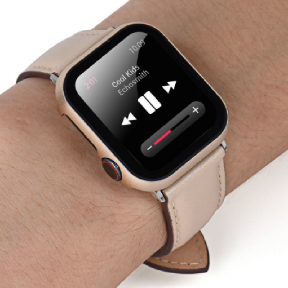 Polso di una persona con uno smartwatch dorato. Lo schermo mostra i controlli musicali e il titolo della canzone.