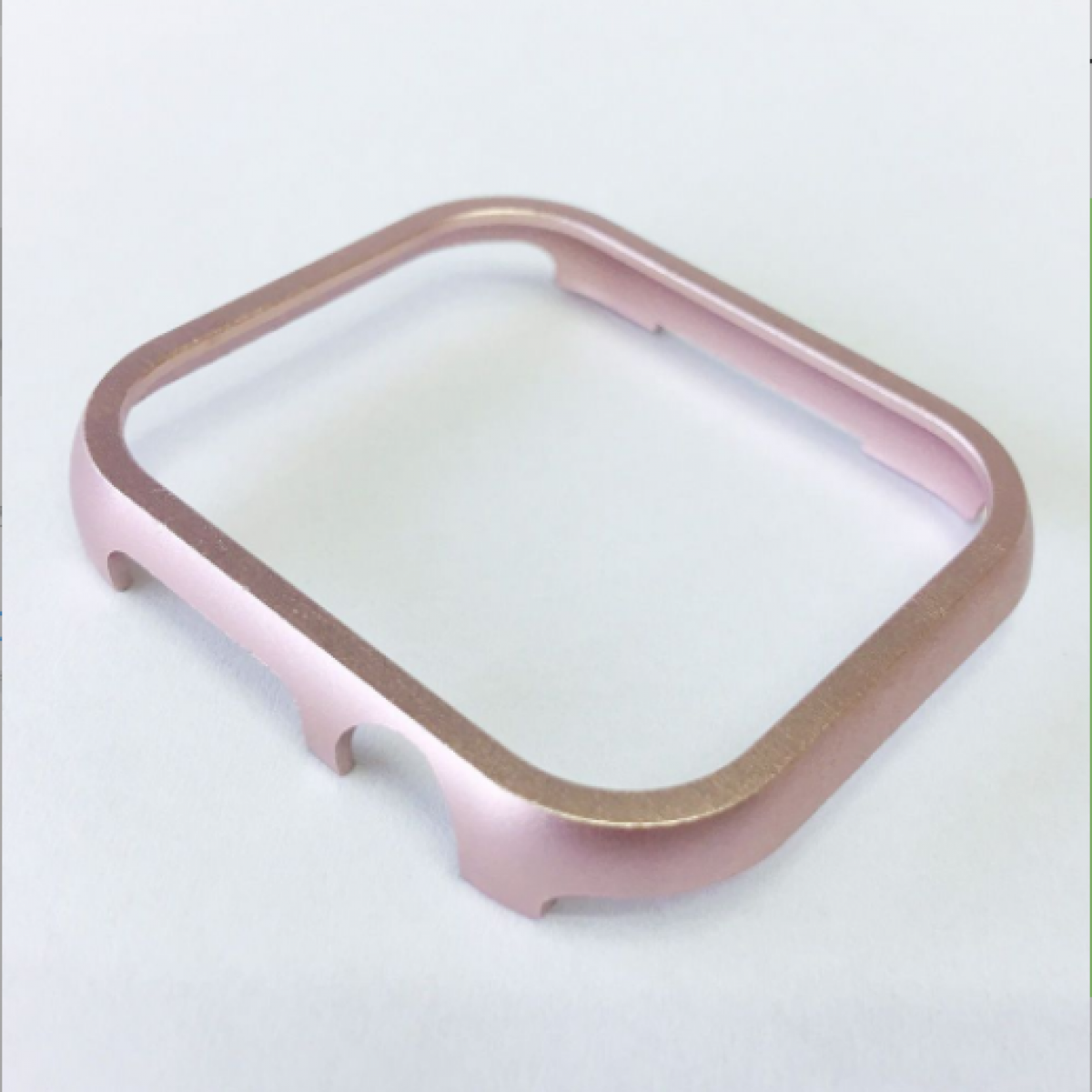 Ghiera dell'orologio quadrata rosa. Angoli arrotondati, riflesso della luce. Sfondo bianco.