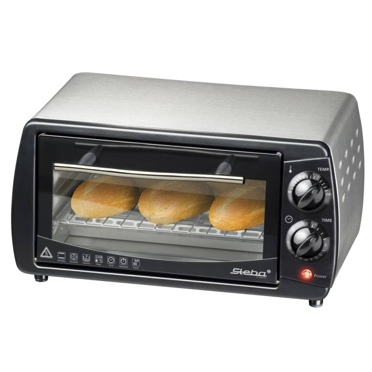 Ein schwarz-silberner Toaster-Ofen mit drei Brotlaiben im Inneren, auf weißem Hintergrund.