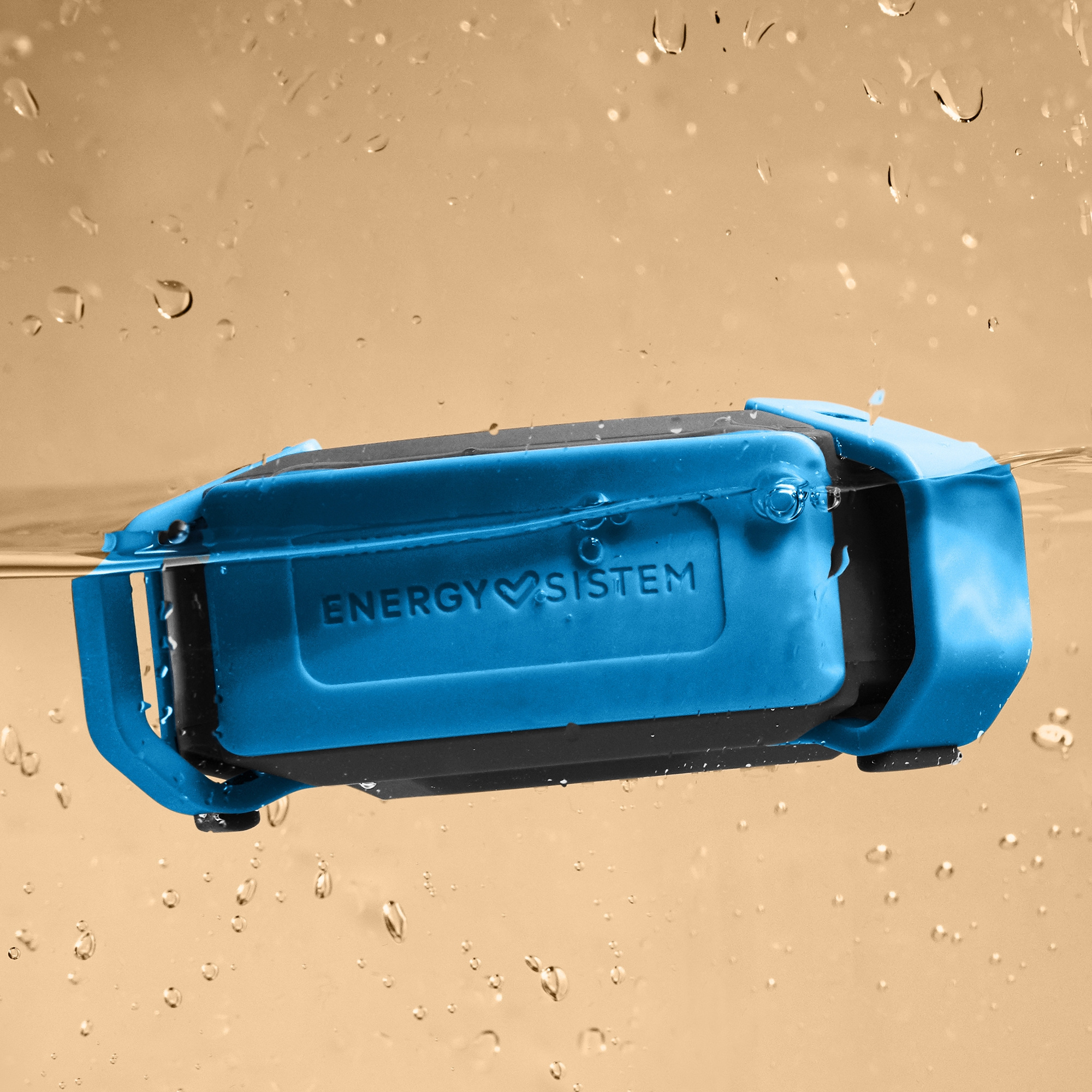 Un altoparlante impermeabile blu e nero galleggia in acqua con goccioline. Il marchio è visibile.