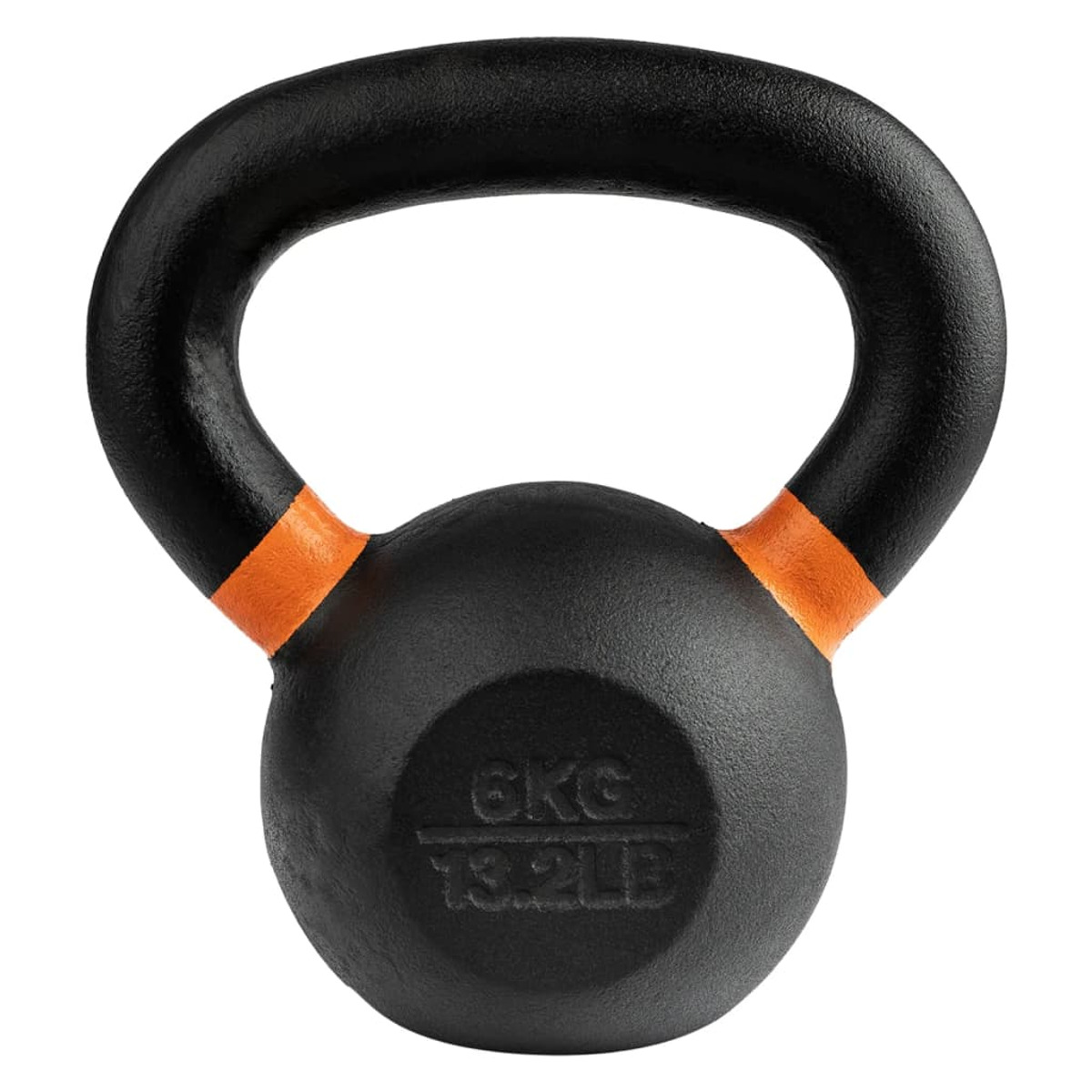 Schwarze Kettlebell mit orangefarbenen Akzenten auf weißem Hintergrund.