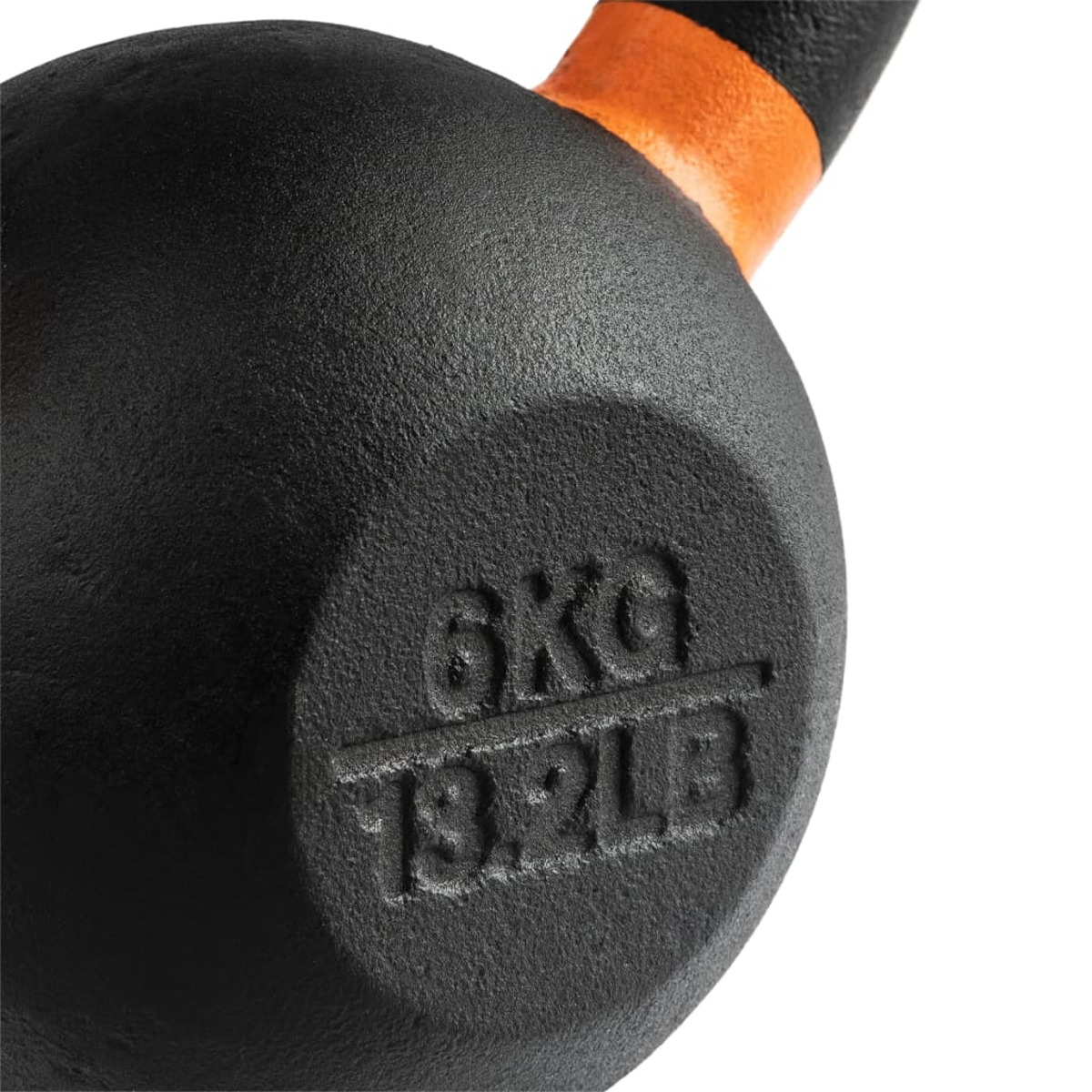Eine schwarze Kettlebell mit orangefarbenem Griff, mit Gewichtsangabe: 6KG 13.2LB.