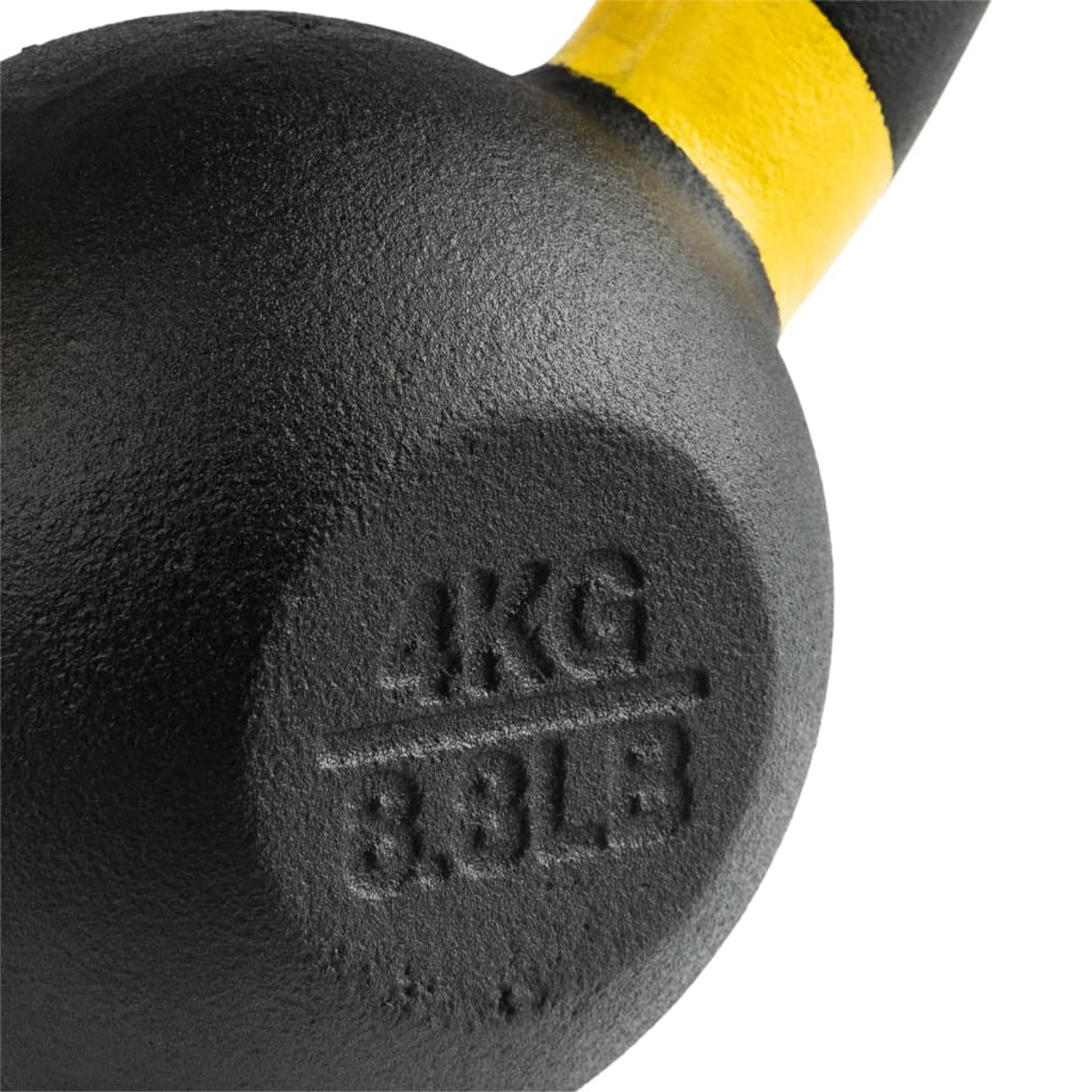 Schwarze Kettlebell mit schwarzem Körper, gelbem Griff und Gewichtsmarkierungen.