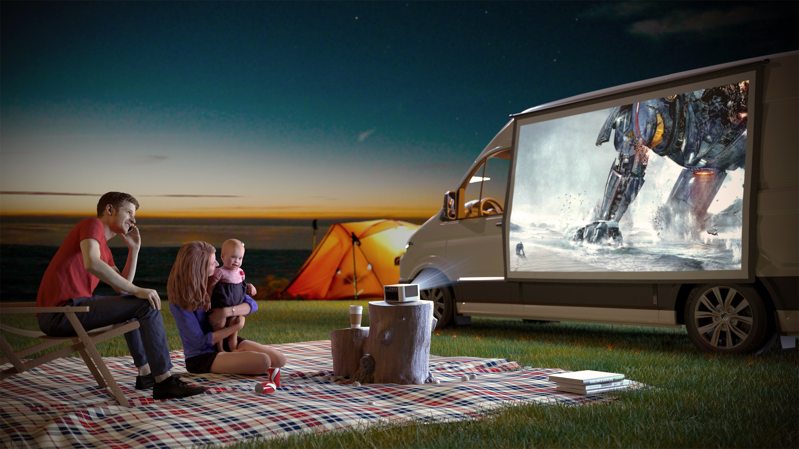 Rodzina ogląda film wyświetlany na furgonetce. W pobliżu namiot i ognisko.