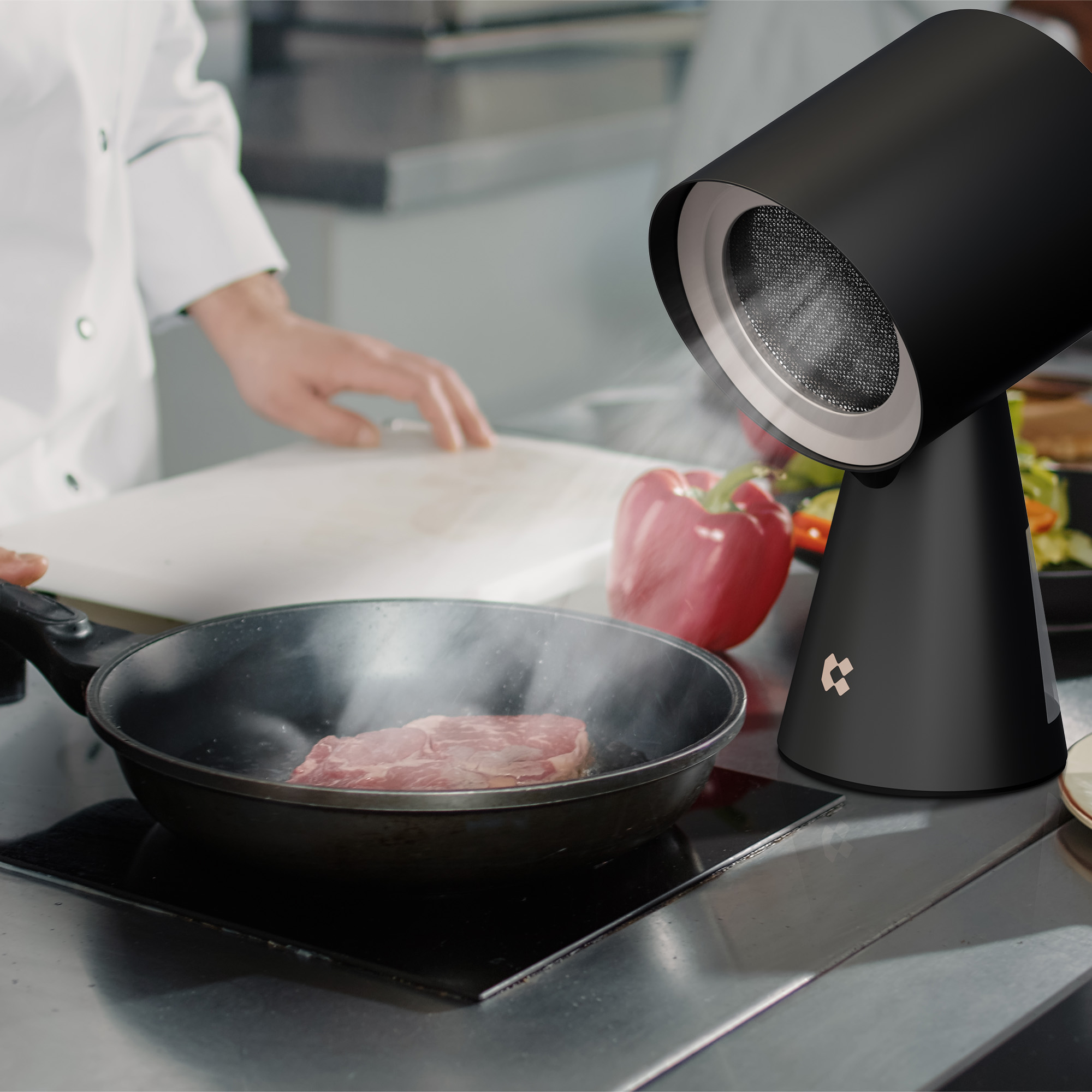 Chef che cucina. Elettrodomestico nero soffia aria sulla bistecca sfrigolante.