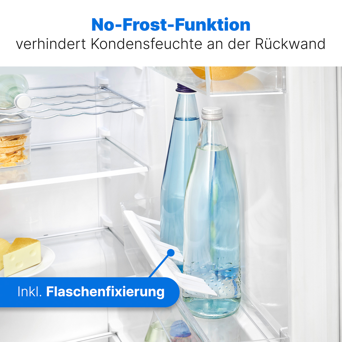 Im Kühlschrank stehen zwei Wasserflaschen neben Regalen mit Essen.