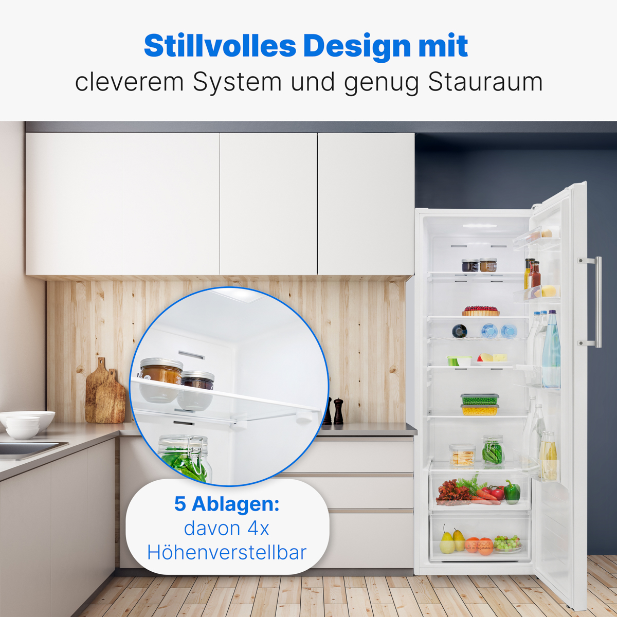 Ein weißer Kühlschrank ist geöffnet und zeigt Regale mit Lebensmitteln. Text zeigt 5 Regale, 4 verstellbar.