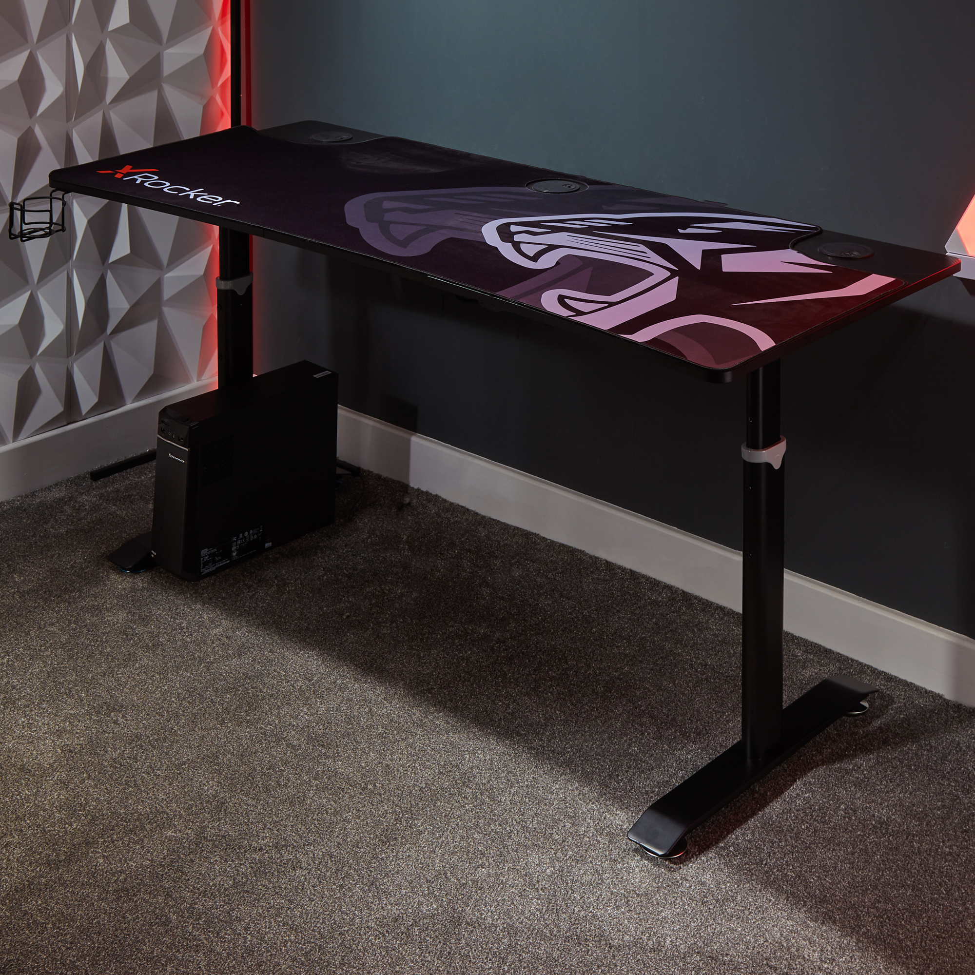 Schwarzer Gaming-Schreibtisch mit rotem Logo. Der Schreibtisch hat eine Monitorhalterung und Kabelführung.