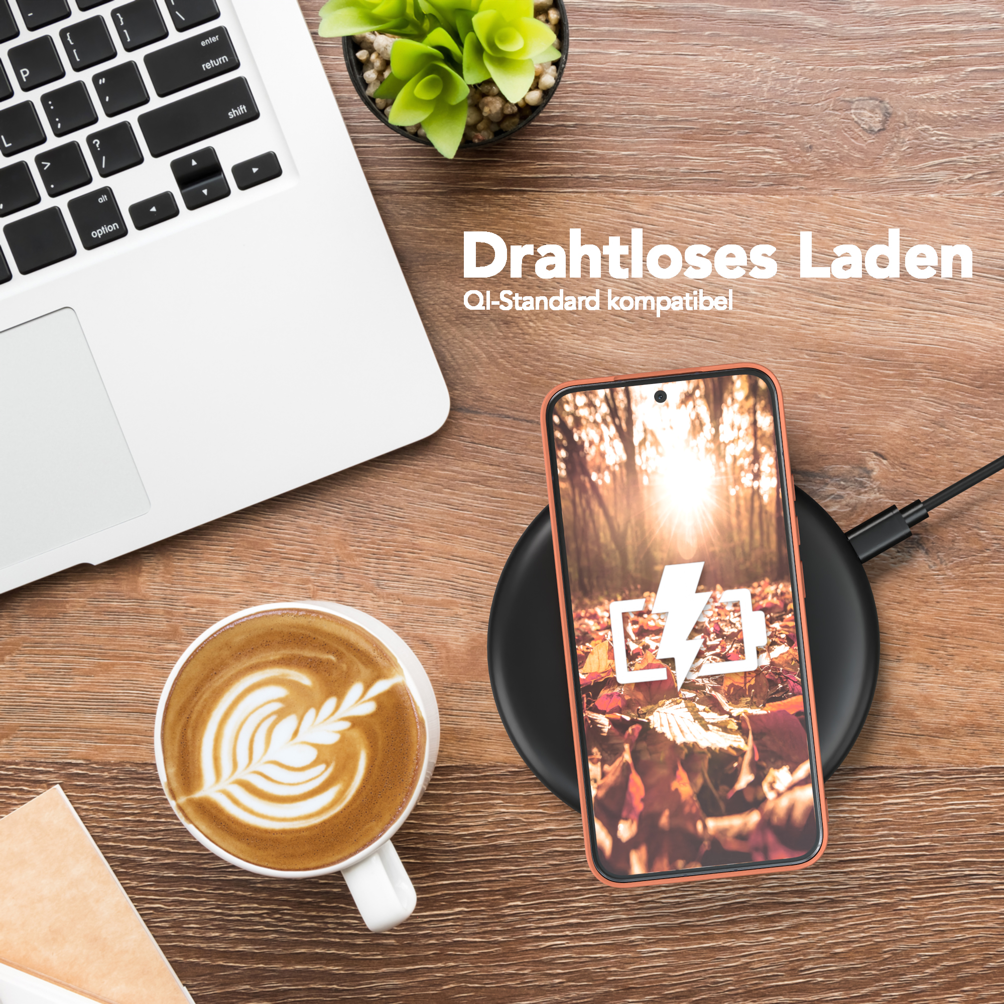 Telefon lädt auf schwarzem kabellosen Ladegerät. Laptop, Kaffee und Pflanze auf Holzschreibtisch.