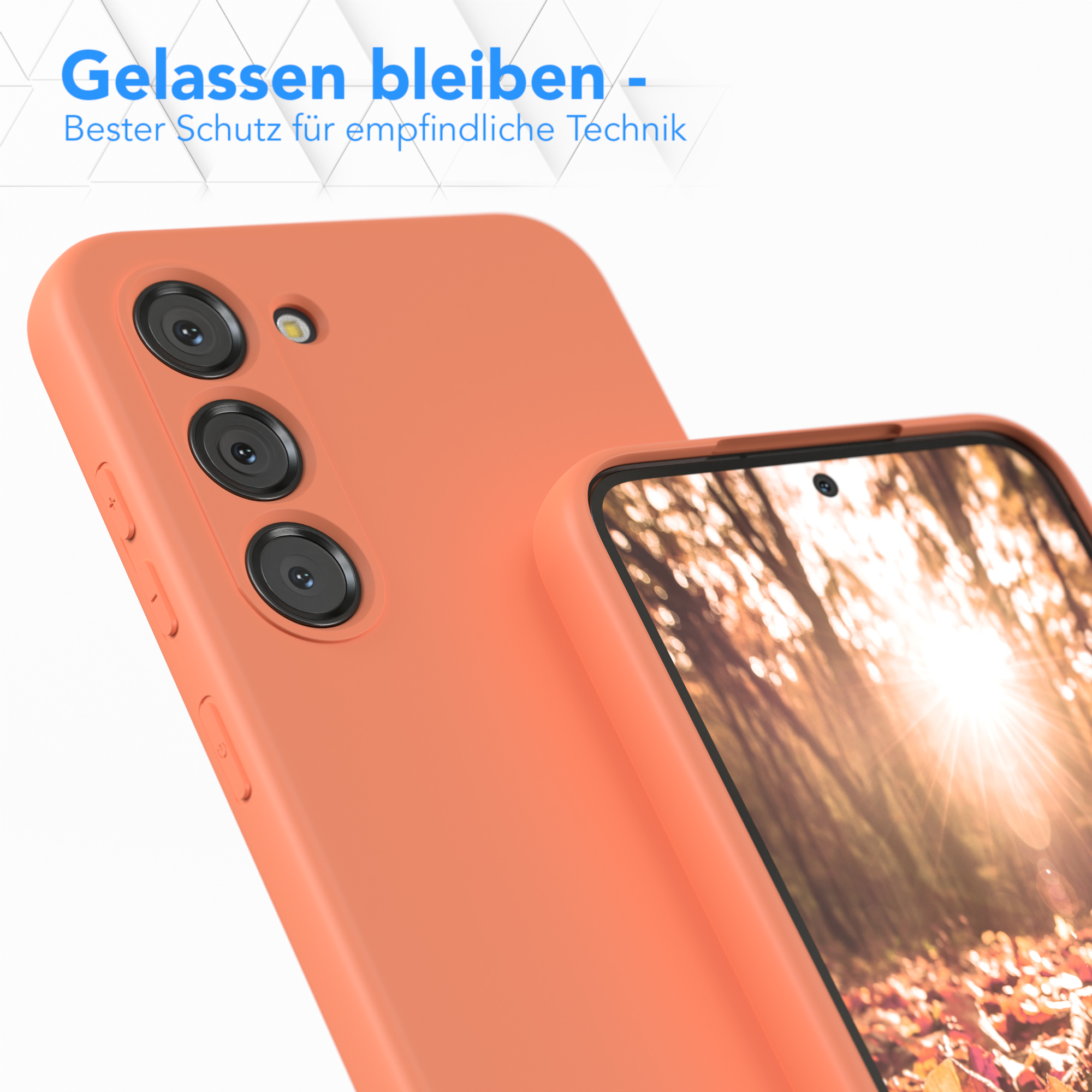 Eine orangefarbene Handyhülle neben einem Telefon mit verschwommenem Hintergrund.