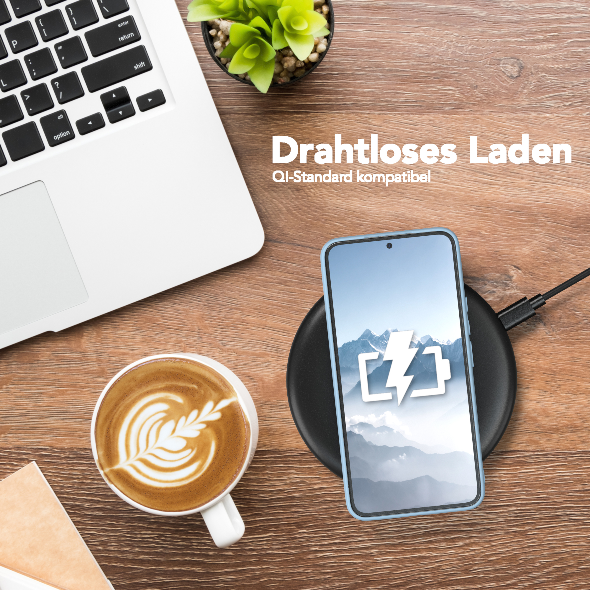 Laptop, Kaffee, Telefon auf kabellosem Ladegerät. Telefon hat eine Berglandschaft auf dem Bildschirm. Holztisch.