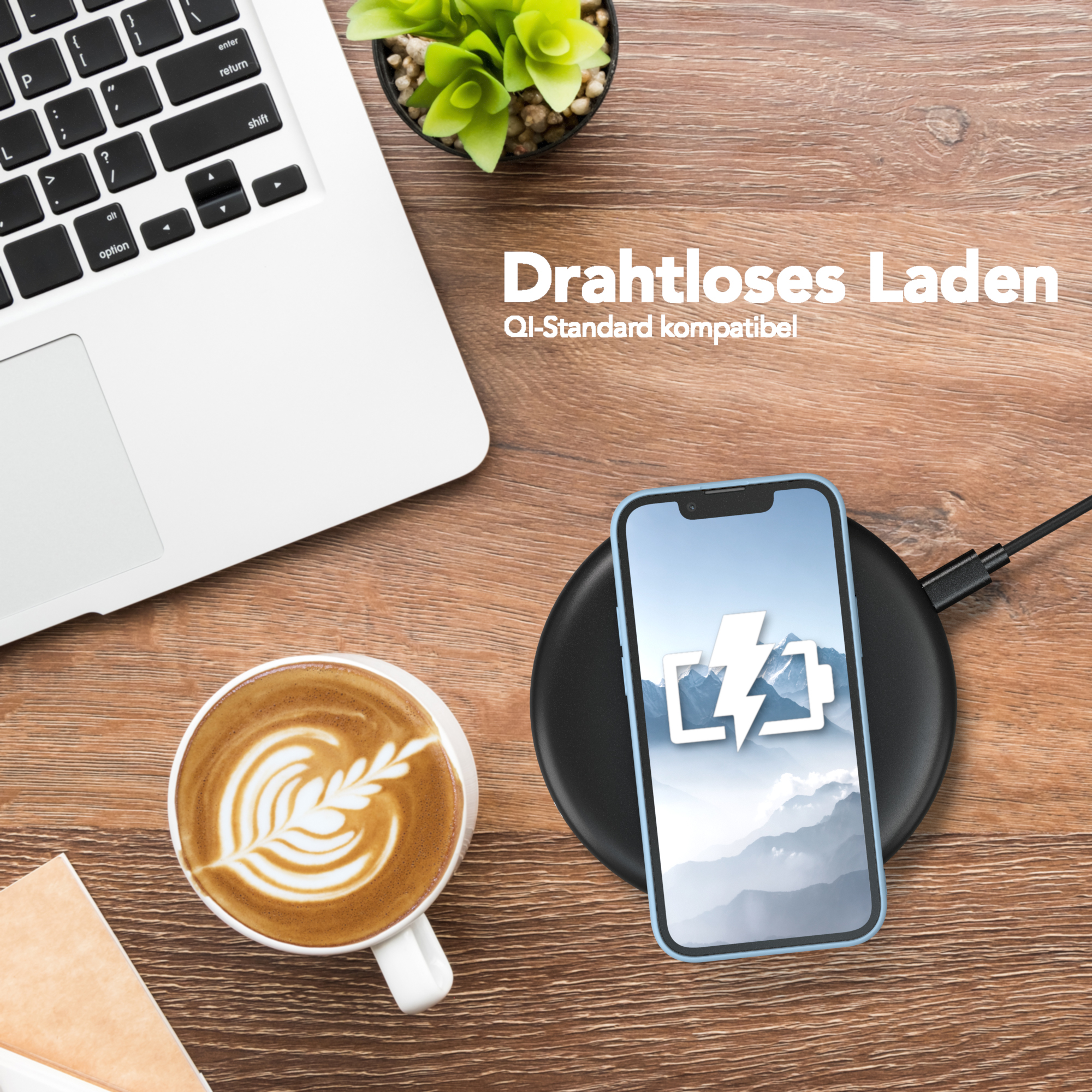 Telefon auf kabellosem Ladegerät neben Kaffeetasse und Laptop. Holztisch.