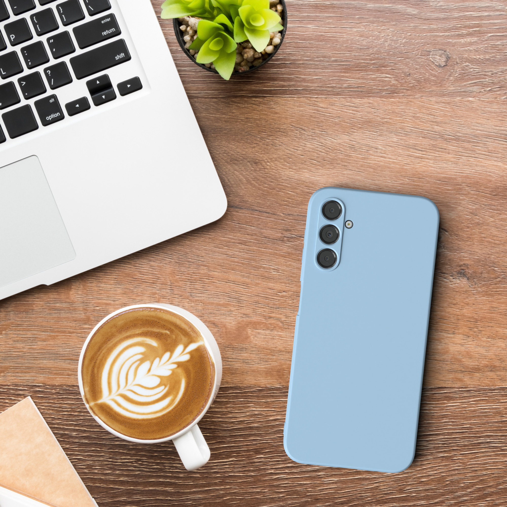 Laptop, Kaffee und blaues Telefon auf einem Holzschreibtisch, Draufsicht.