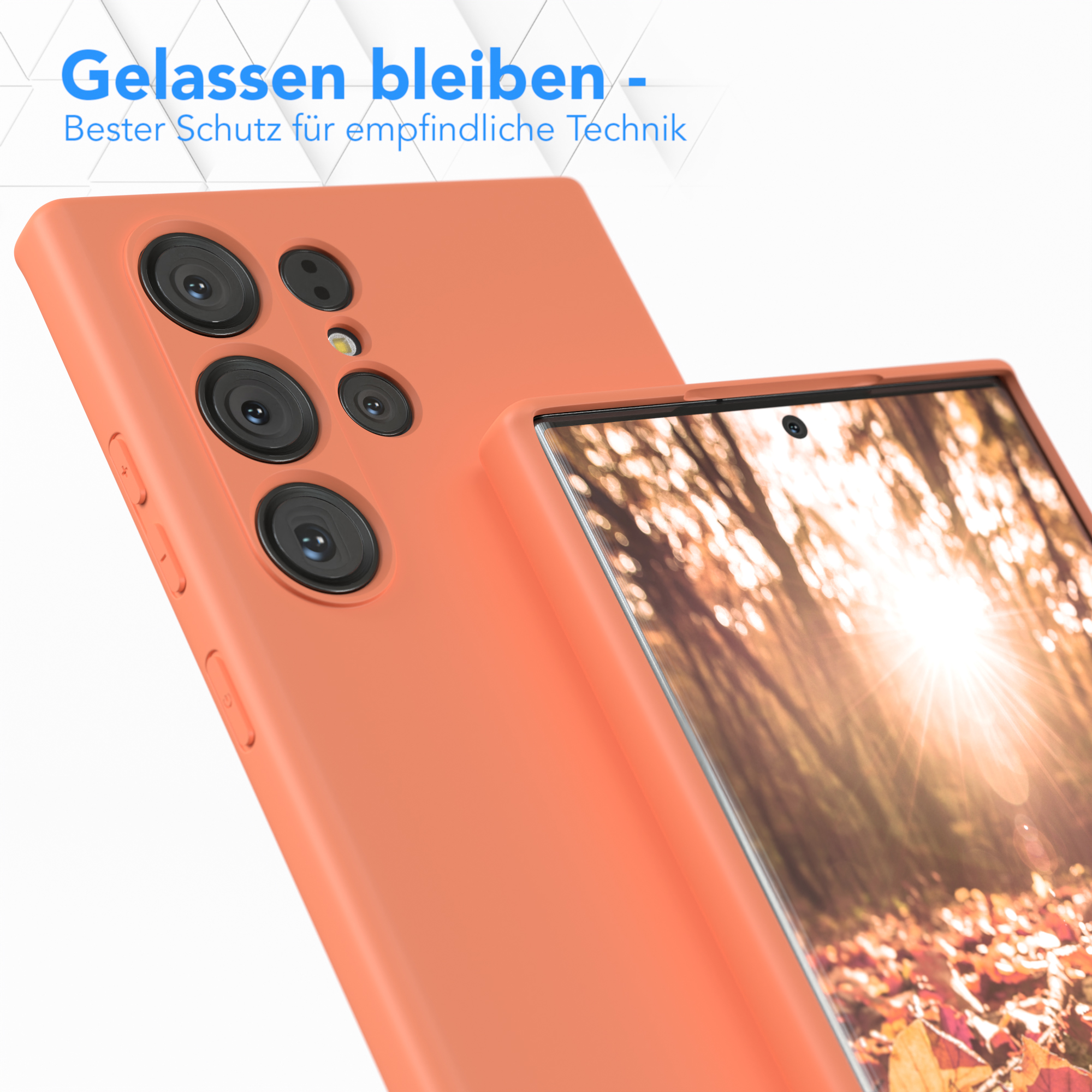 Eine pfirsichfarbene Handyhülle mit drei Kameralinsen neben einem Telefonbildschirm mit Herbstblättern.