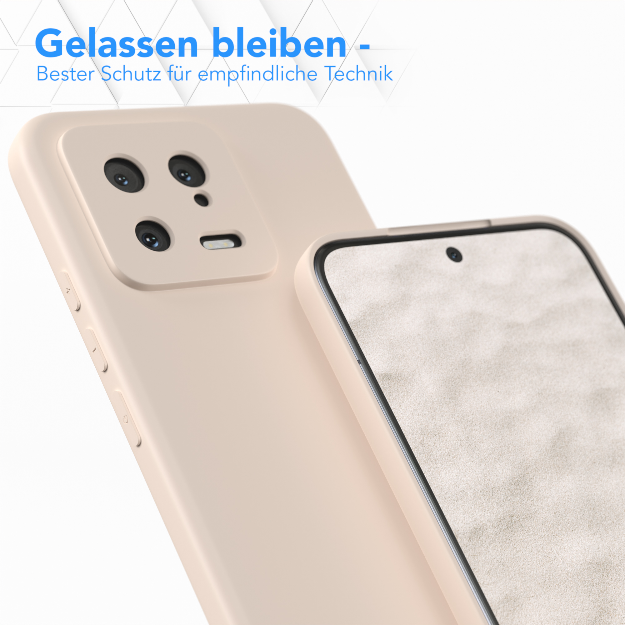 Eine beige Handyhülle neben einem Telefon mit drei Kameras. Weißer Hintergrund.
