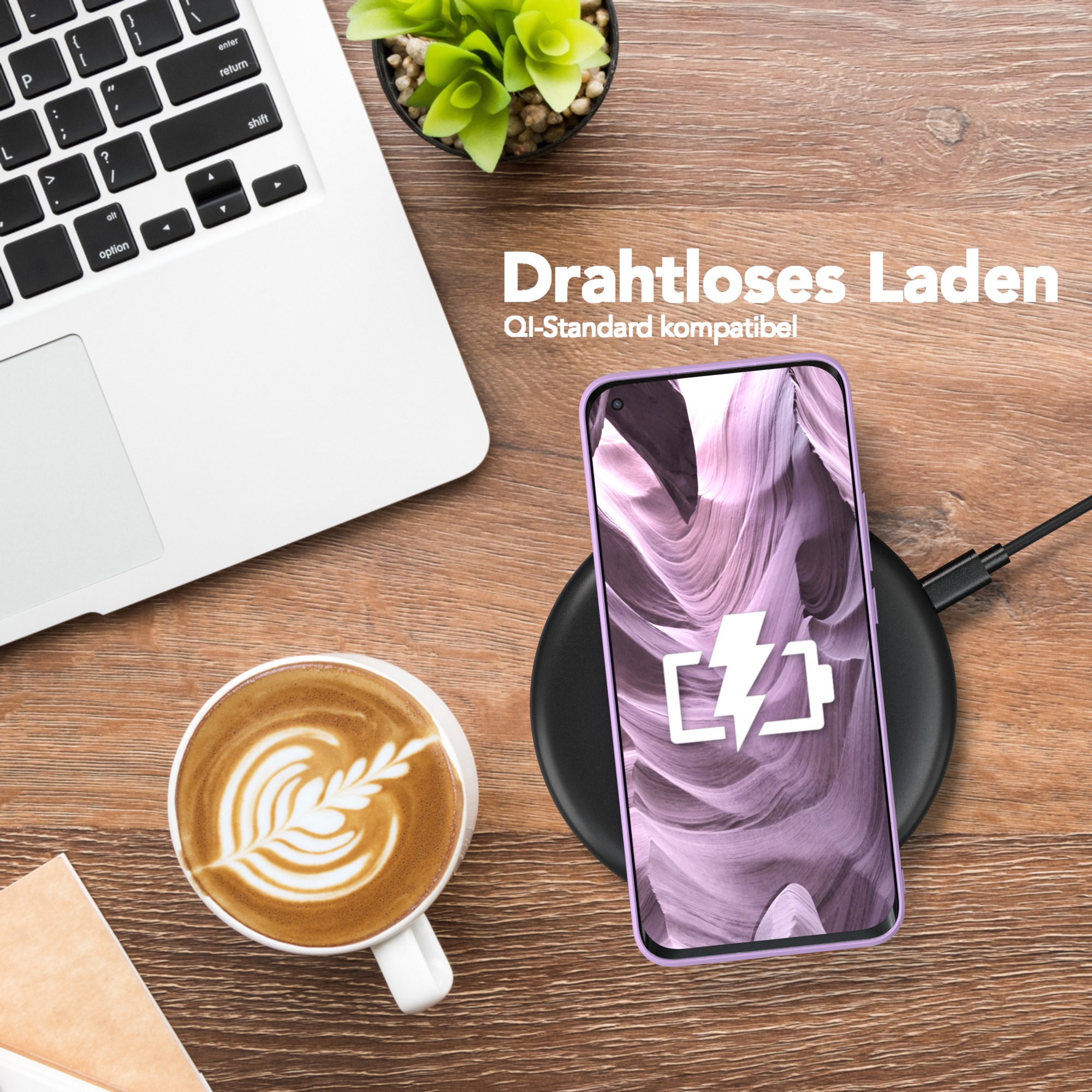 Telefon auf kabellosem Ladegerät, Kaffee und Laptop auf Holzschreibtisch.