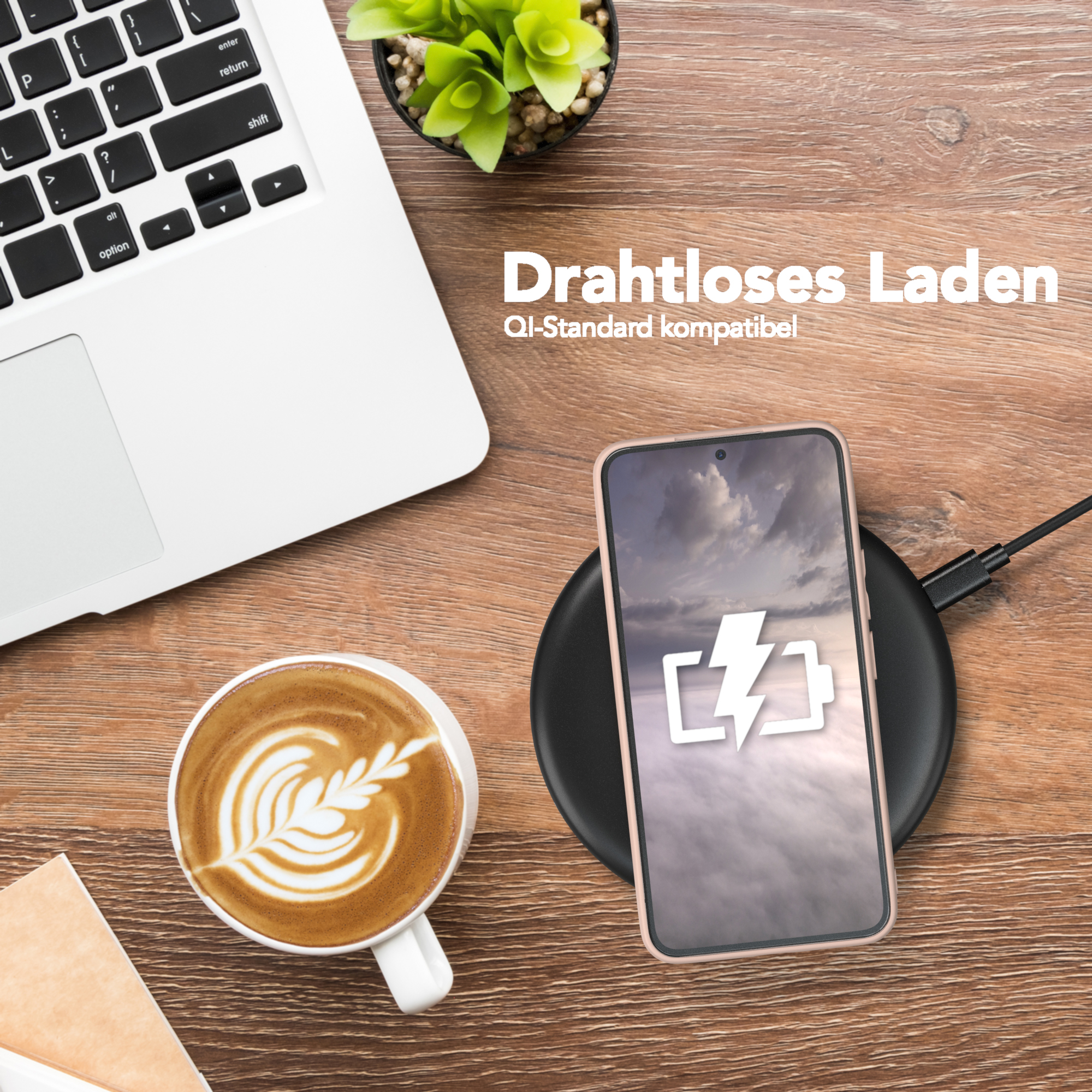 Telefon auf einem kabellosen Ladegerät. Ein Laptop und eine Kaffeetasse sind in der Nähe. Ladesymbol auf dem Telefon.